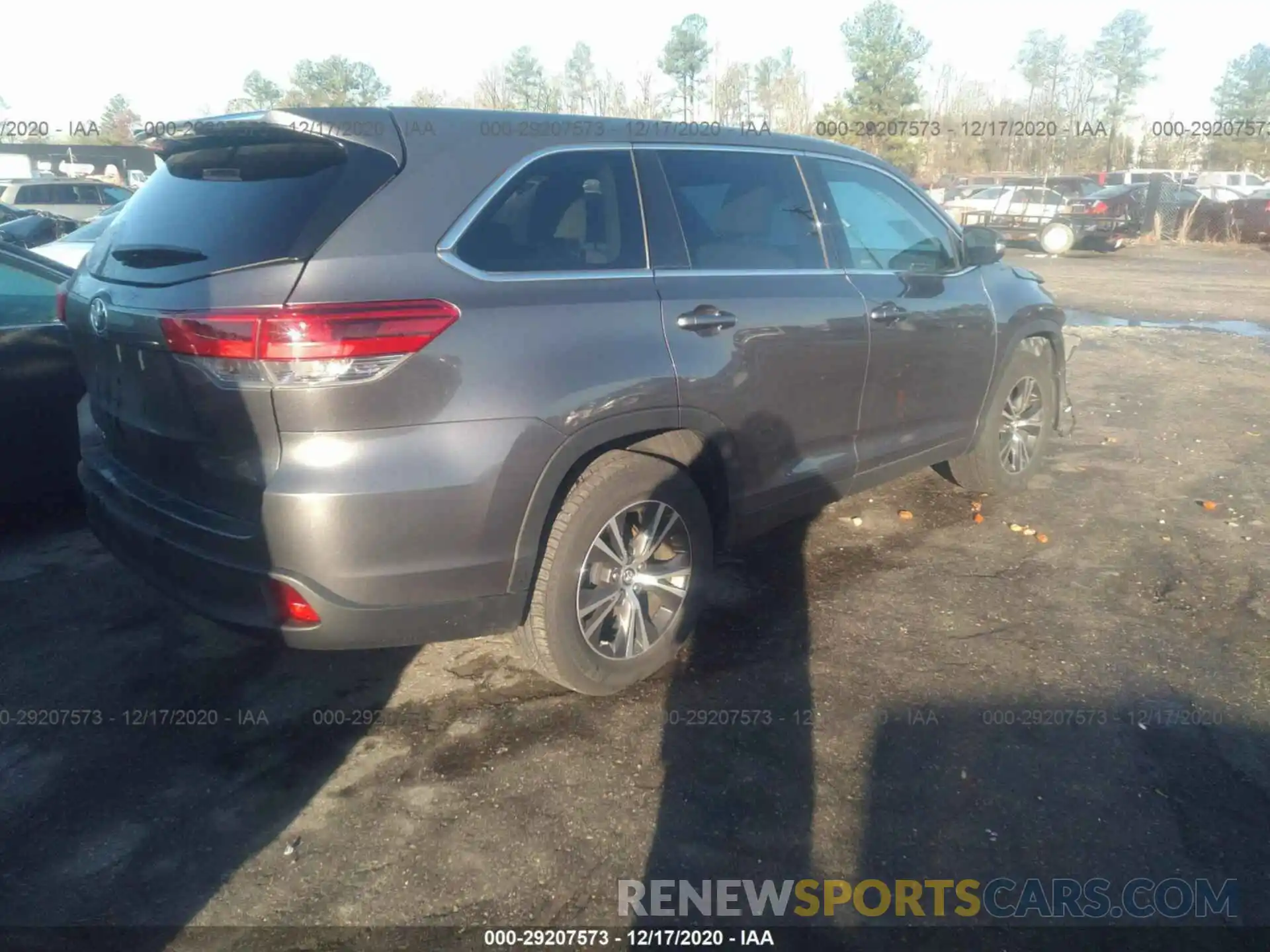 4 Photograph of a damaged car 5TDZARFH8KS053034 TOYOTA HIGHLANDER 2019