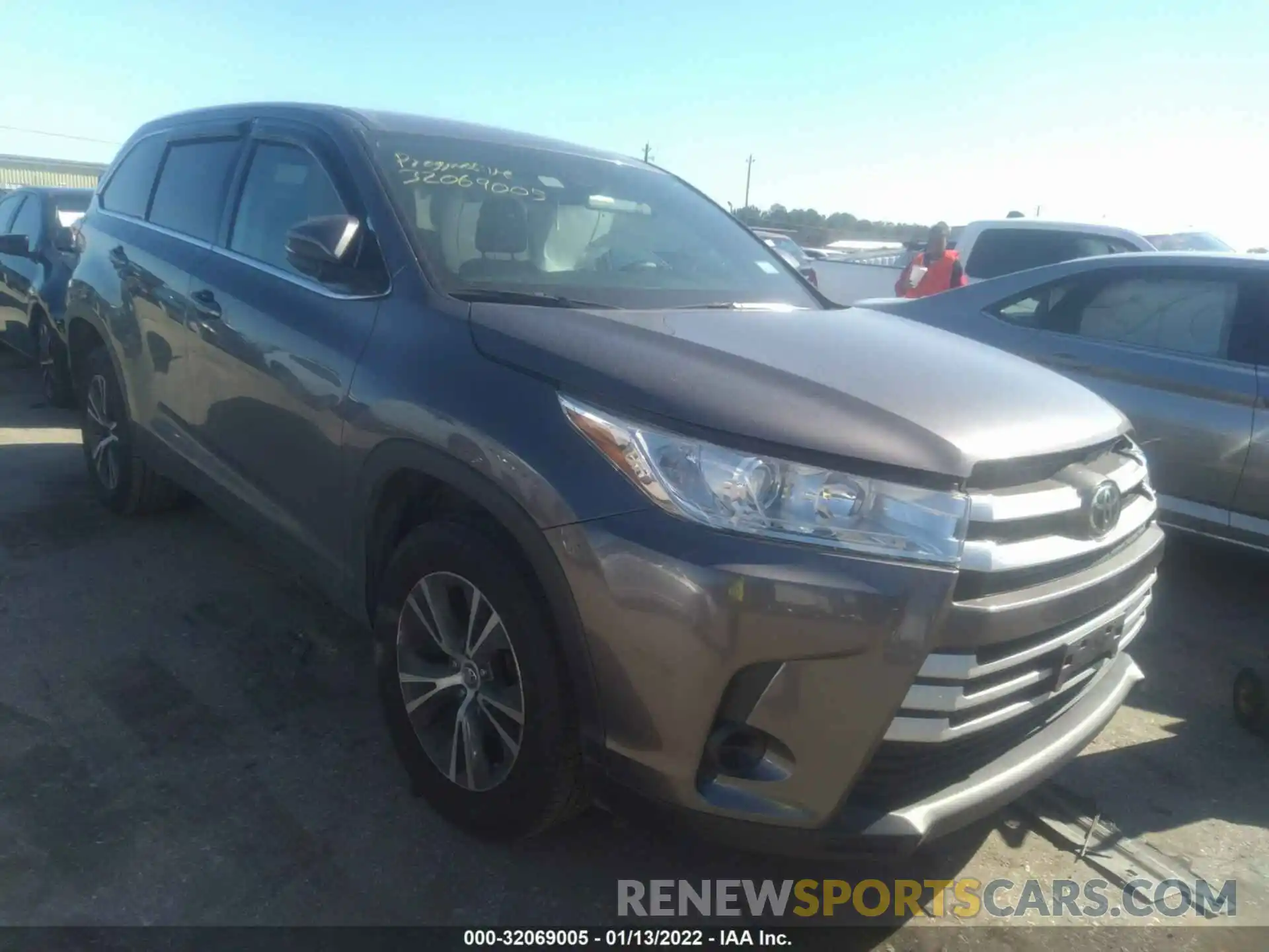 1 Photograph of a damaged car 5TDZARFH8KS054331 TOYOTA HIGHLANDER 2019