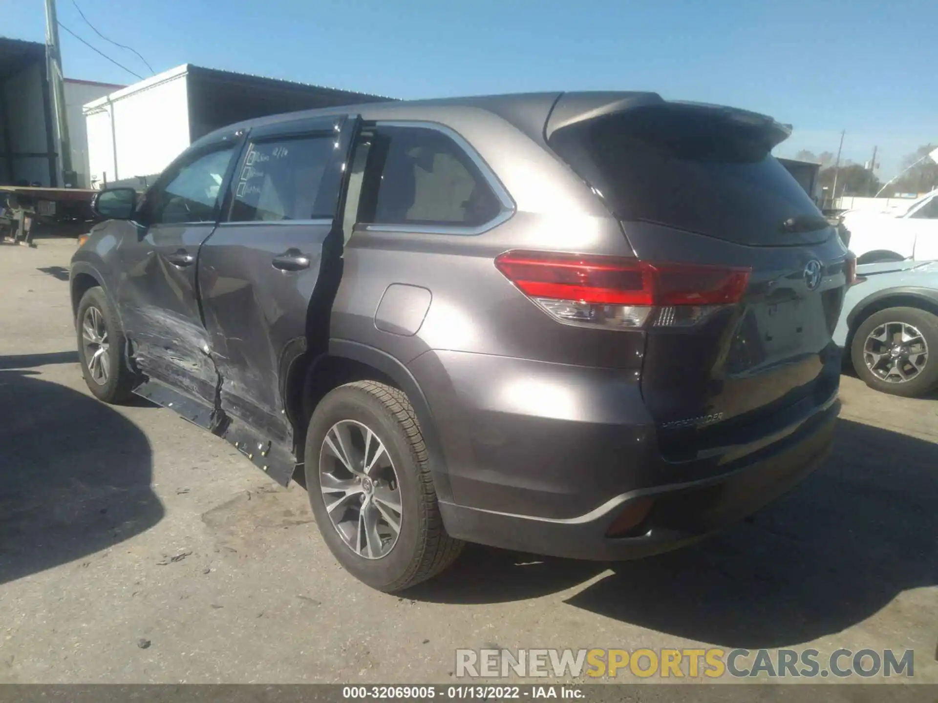 3 Photograph of a damaged car 5TDZARFH8KS054331 TOYOTA HIGHLANDER 2019