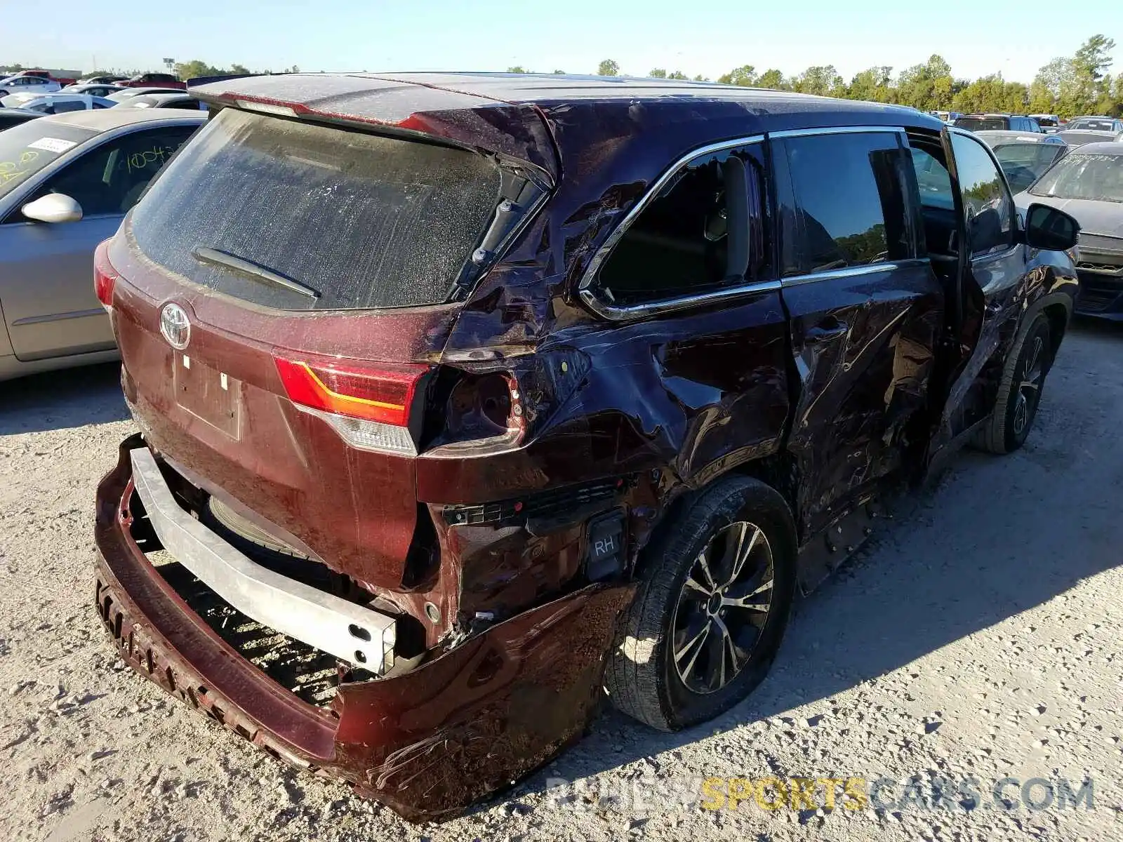 4 Photograph of a damaged car 5TDZARFH8KS055219 TOYOTA HIGHLANDER 2019