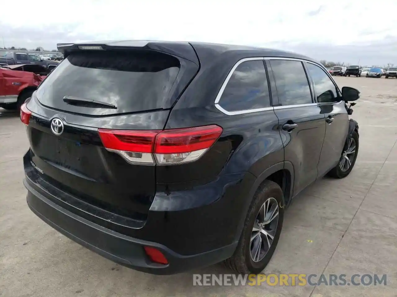 4 Photograph of a damaged car 5TDZARFH8KS055785 TOYOTA HIGHLANDER 2019