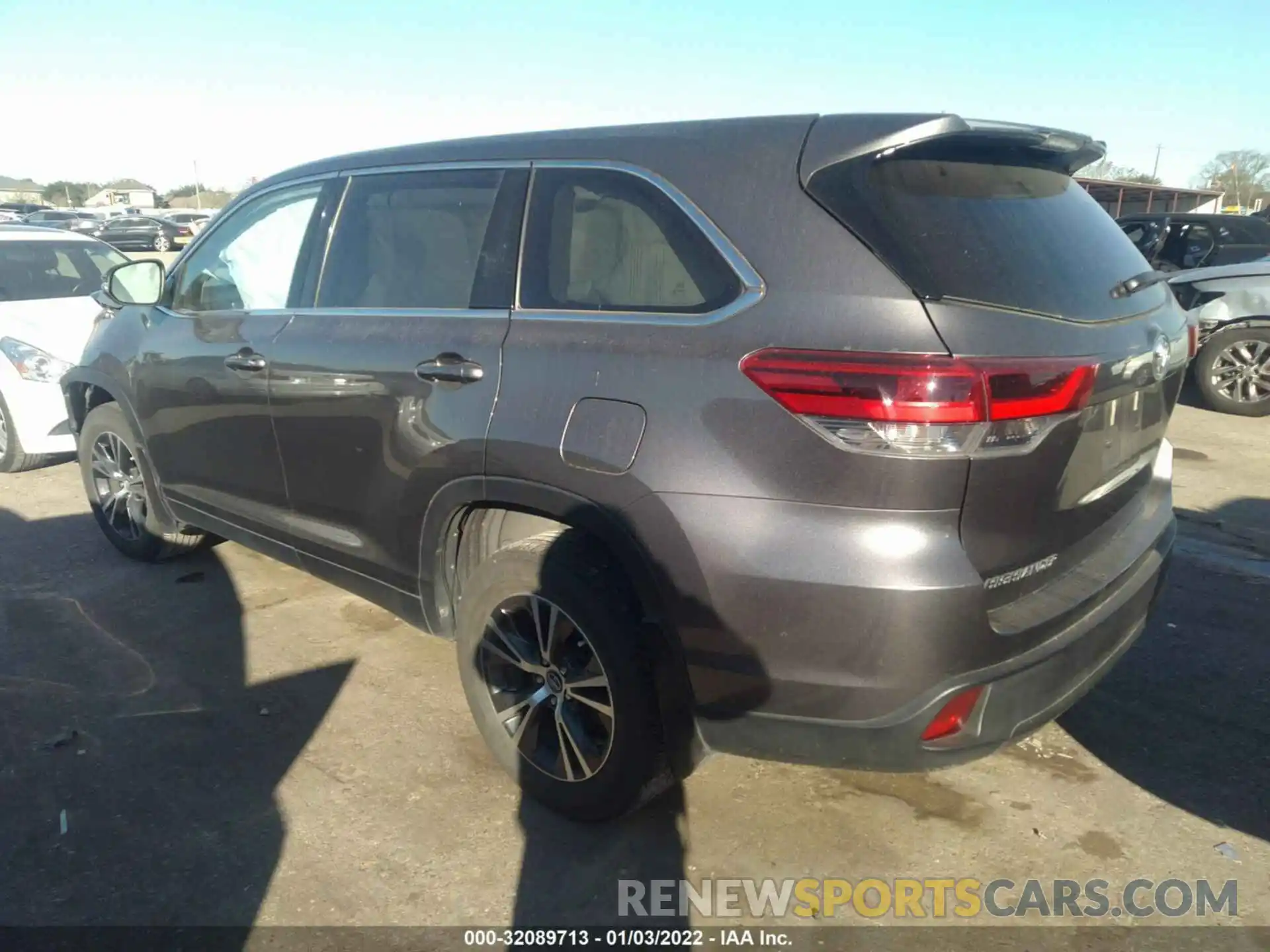 3 Photograph of a damaged car 5TDZARFH8KS056323 TOYOTA HIGHLANDER 2019