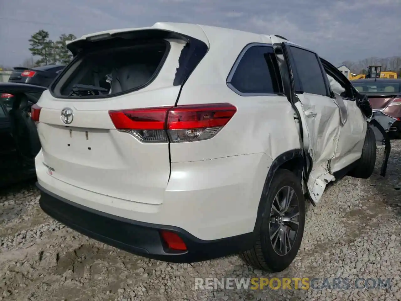 4 Photograph of a damaged car 5TDZARFH8KS056662 TOYOTA HIGHLANDER 2019