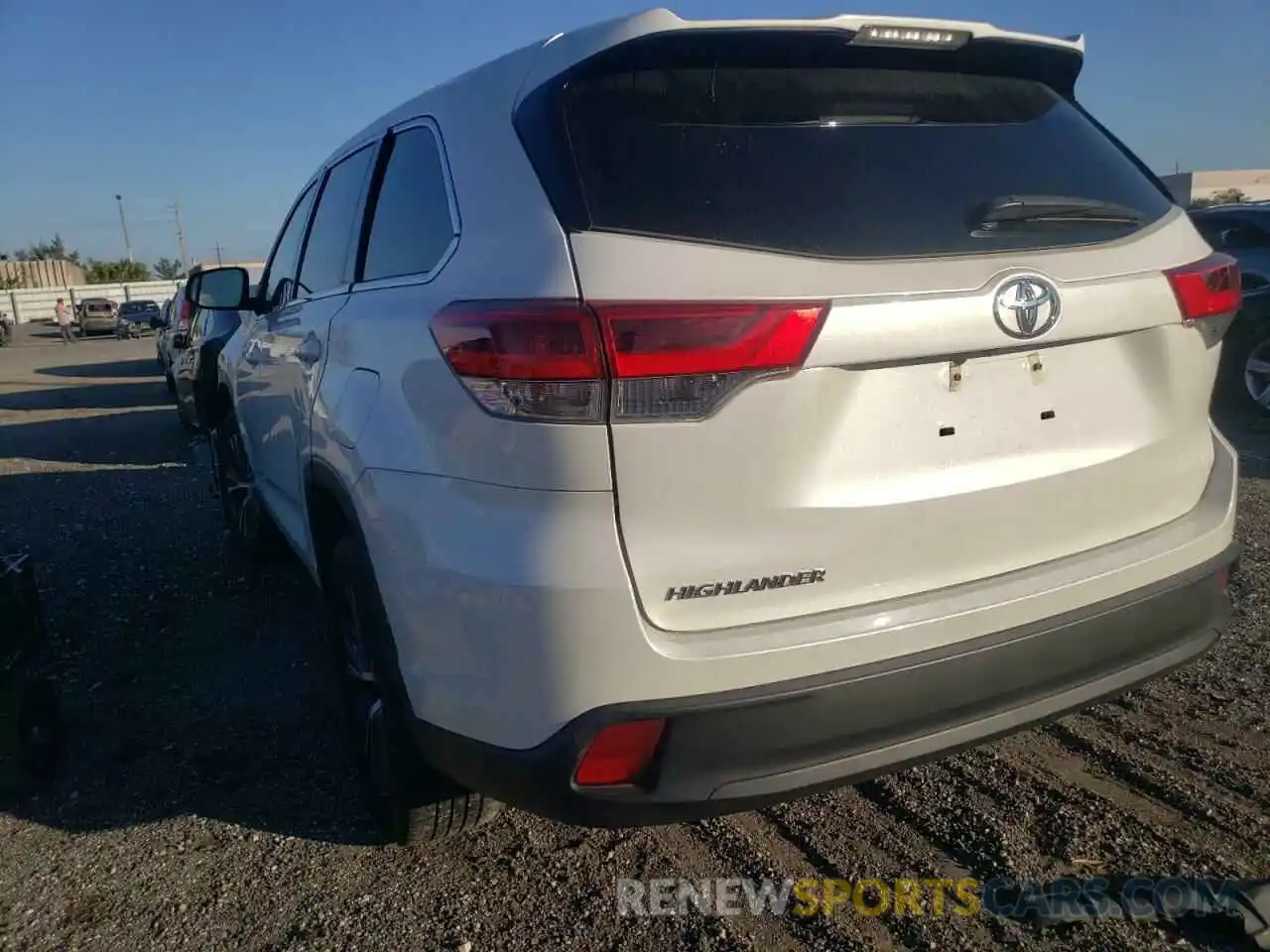 3 Photograph of a damaged car 5TDZARFH8KS056905 TOYOTA HIGHLANDER 2019