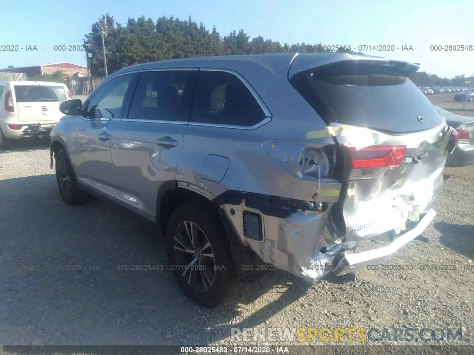 3 Photograph of a damaged car 5TDZARFH8KS058122 TOYOTA HIGHLANDER 2019