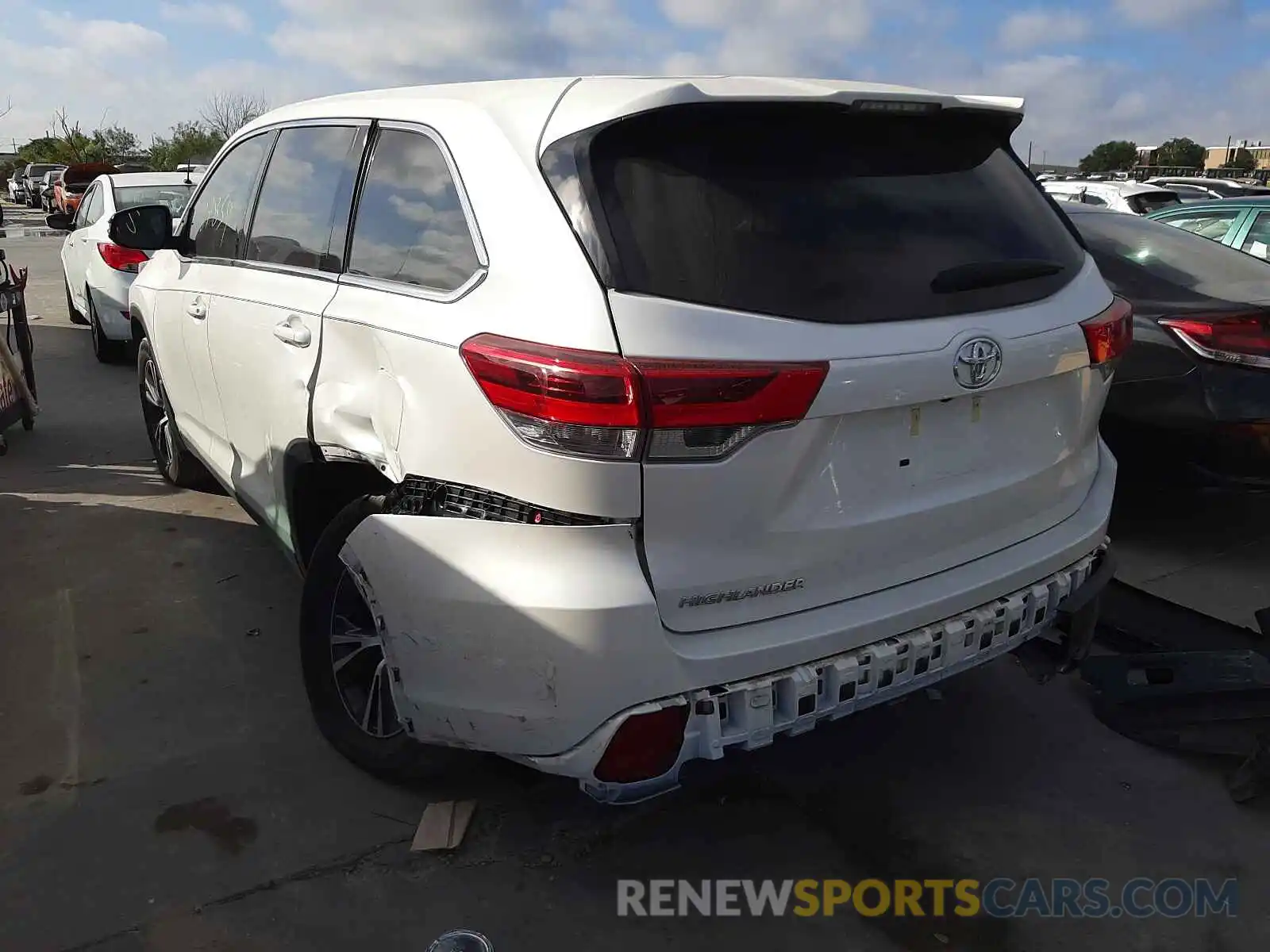 3 Photograph of a damaged car 5TDZARFH8KS058427 TOYOTA HIGHLANDER 2019