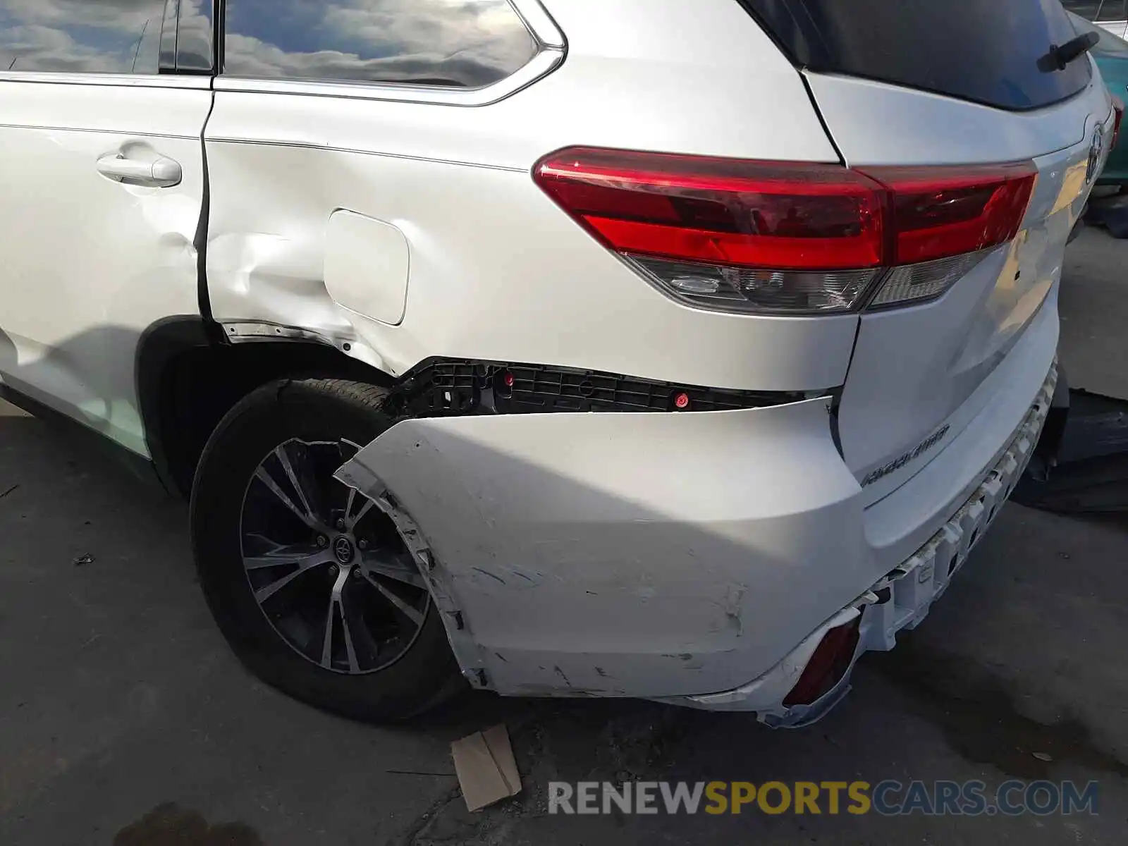 9 Photograph of a damaged car 5TDZARFH8KS058427 TOYOTA HIGHLANDER 2019