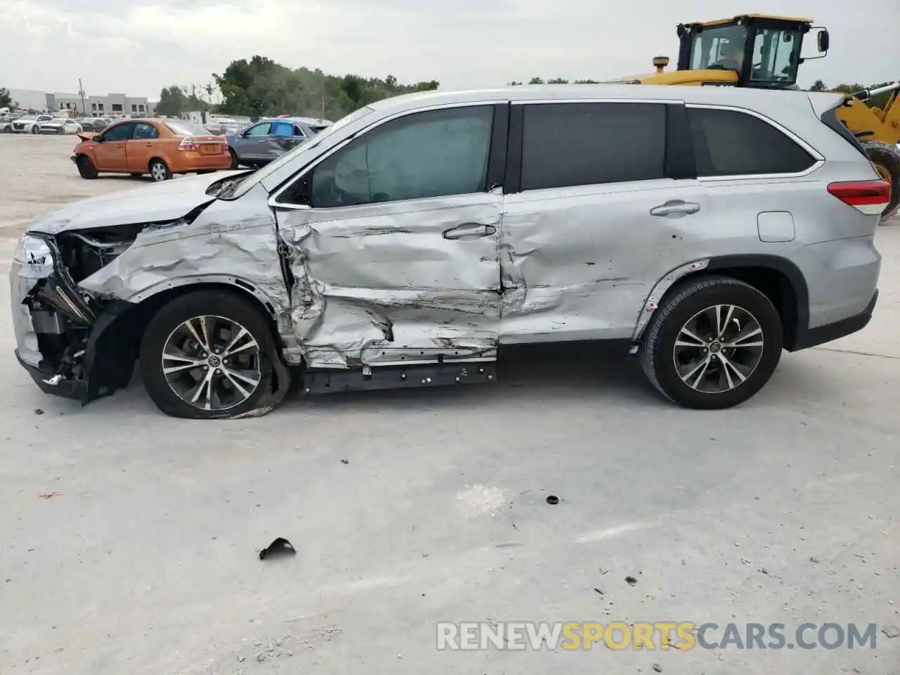 9 Photograph of a damaged car 5TDZARFH8KS058850 TOYOTA HIGHLANDER 2019