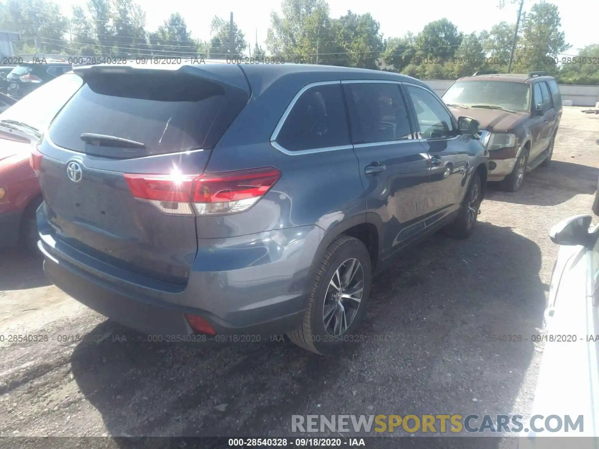 4 Photograph of a damaged car 5TDZARFH8KS059898 TOYOTA HIGHLANDER 2019