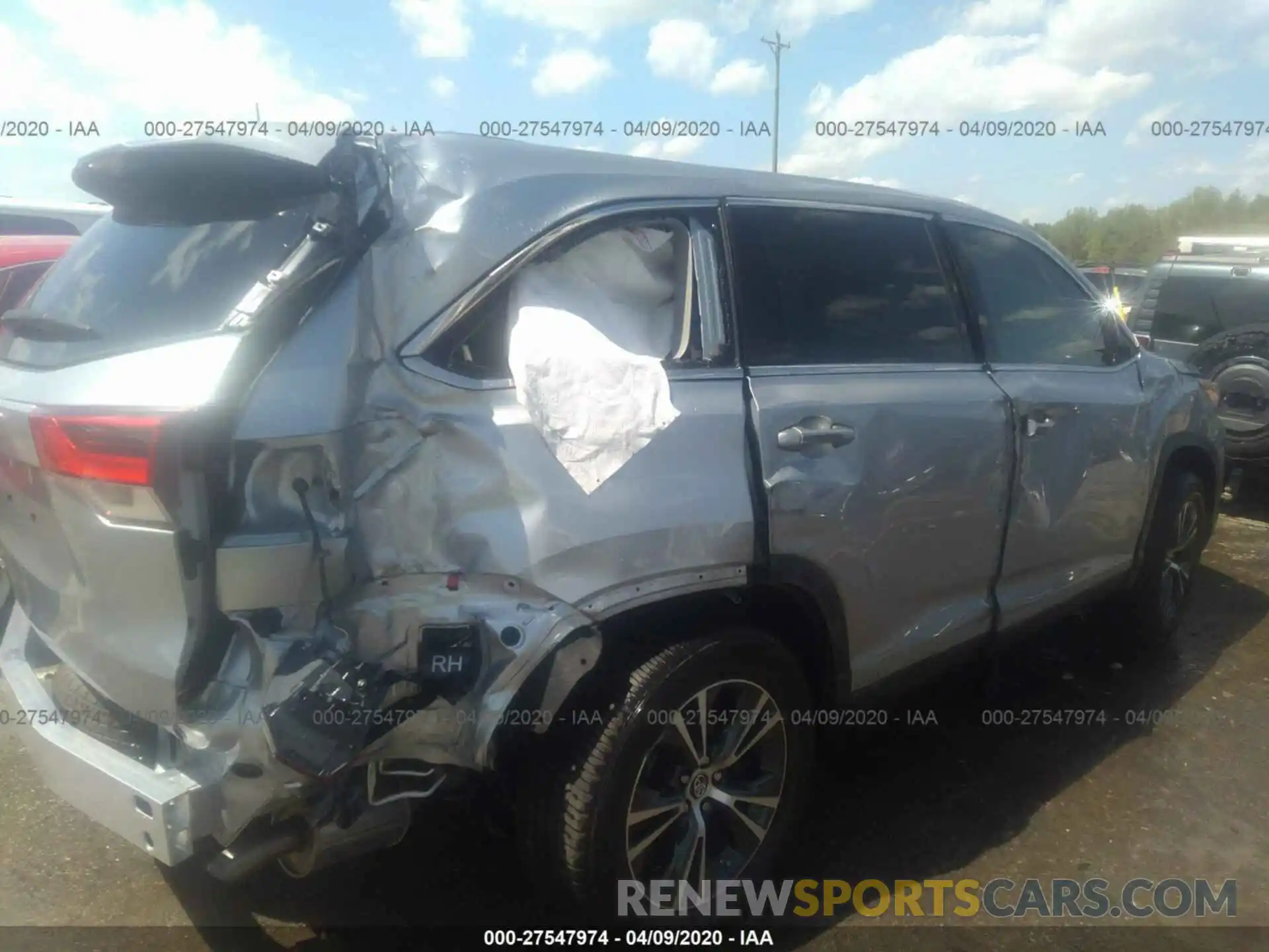 4 Photograph of a damaged car 5TDZARFH8KS059934 TOYOTA HIGHLANDER 2019