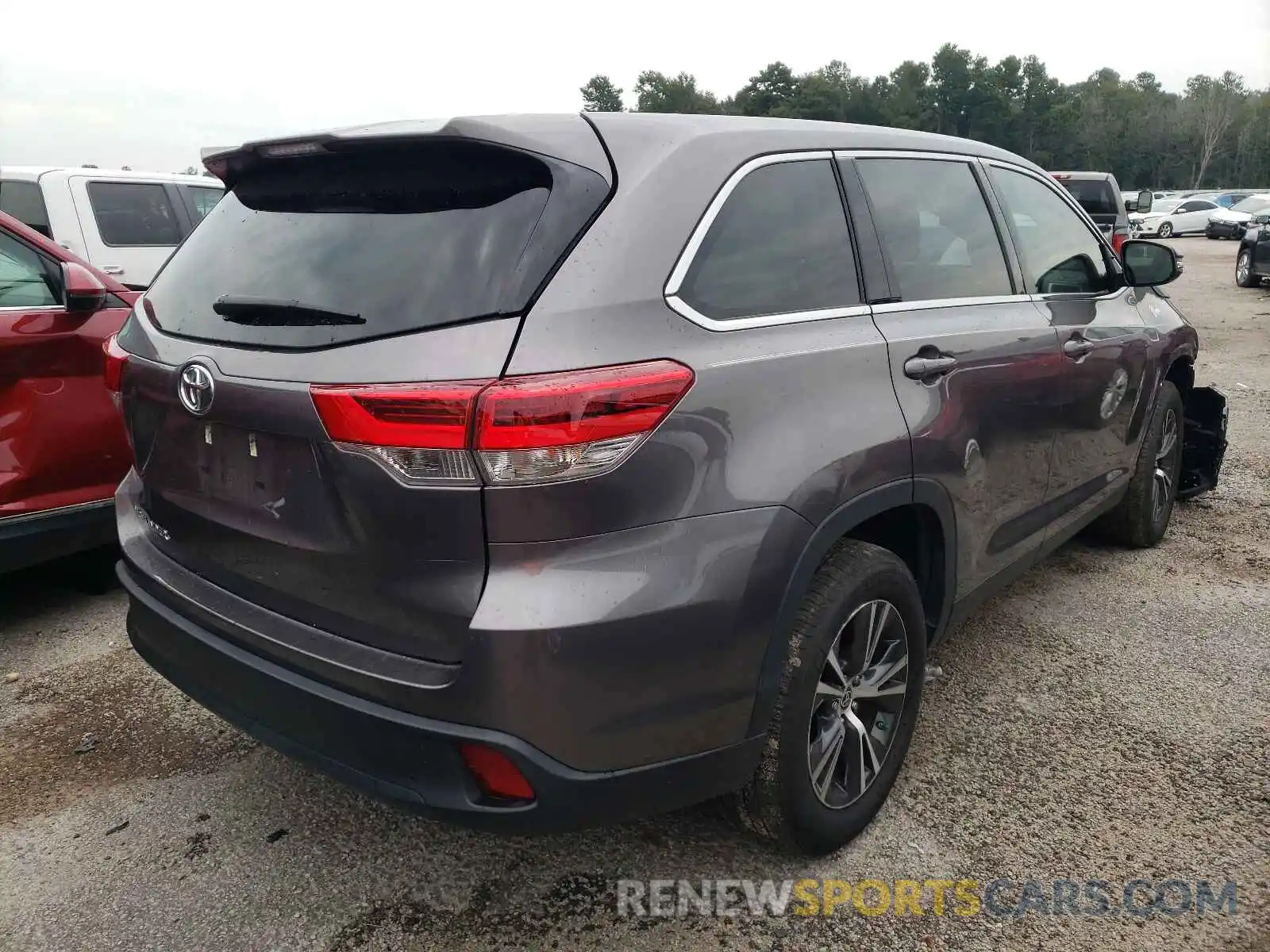 4 Photograph of a damaged car 5TDZARFH8KS061327 TOYOTA HIGHLANDER 2019