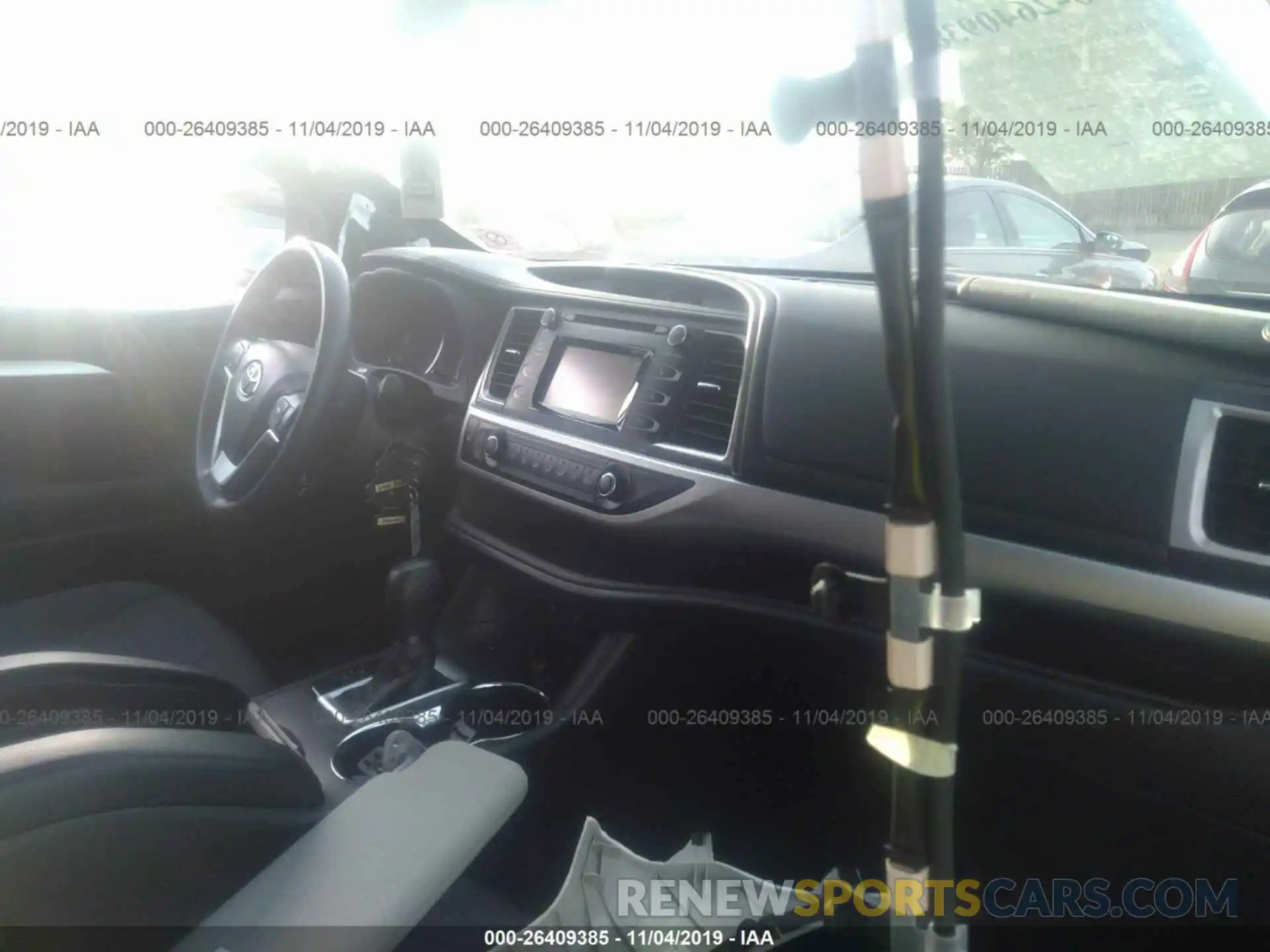 5 Photograph of a damaged car 5TDZARFH9KS042074 TOYOTA HIGHLANDER 2019