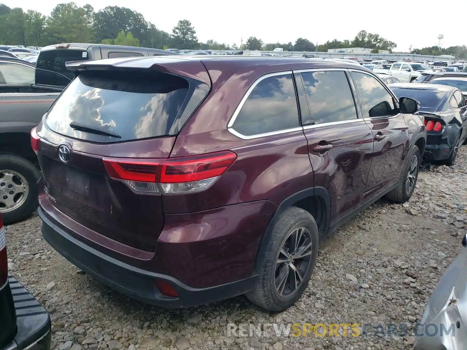 4 Photograph of a damaged car 5TDZARFH9KS043564 TOYOTA HIGHLANDER 2019