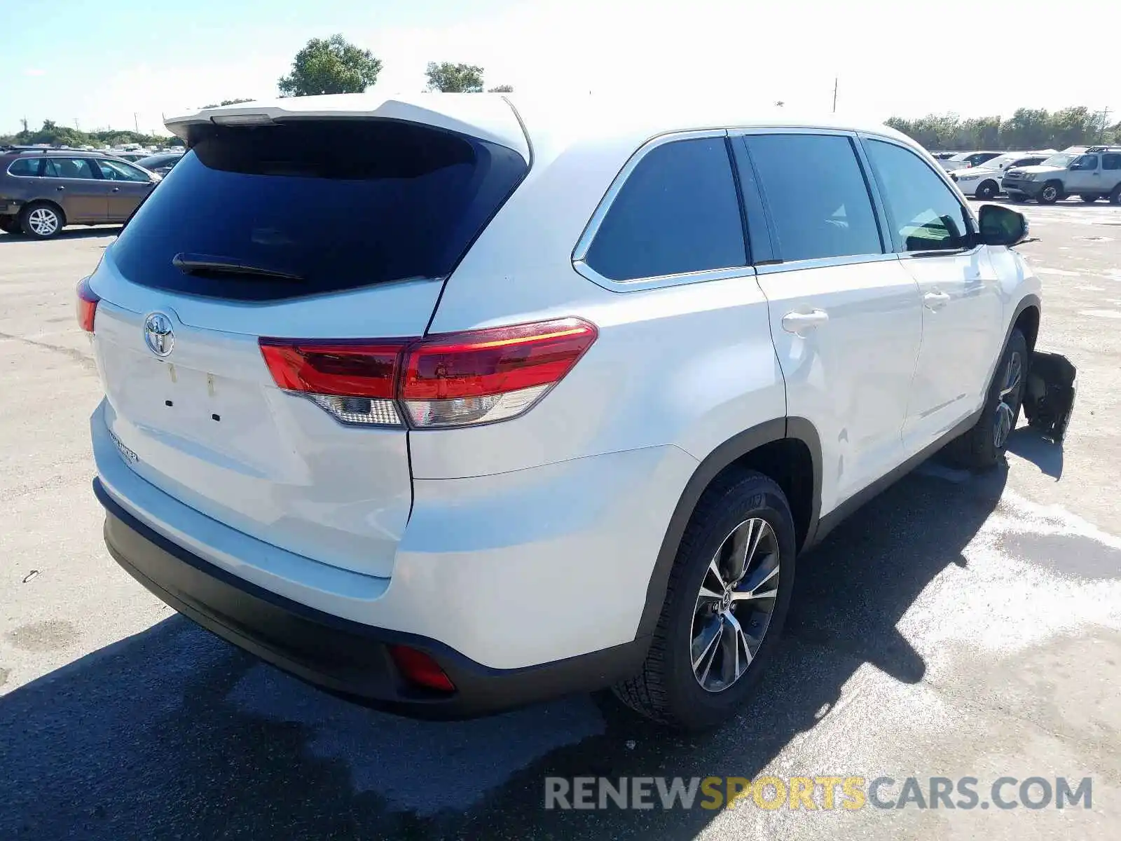 4 Photograph of a damaged car 5TDZARFH9KS044469 TOYOTA HIGHLANDER 2019