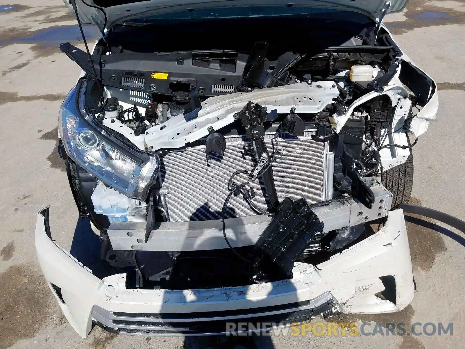 7 Photograph of a damaged car 5TDZARFH9KS044469 TOYOTA HIGHLANDER 2019