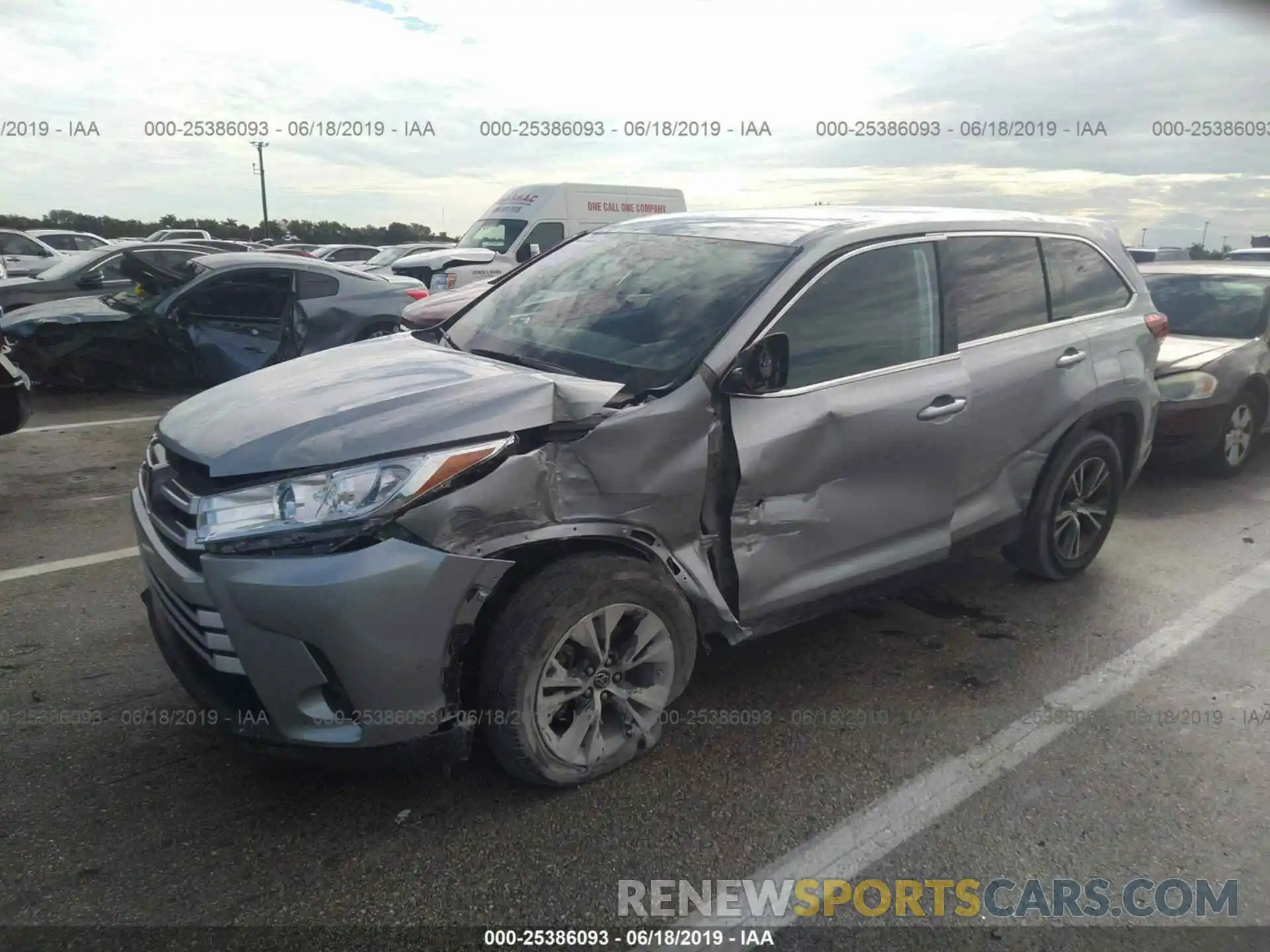 2 Photograph of a damaged car 5TDZARFH9KS045492 TOYOTA HIGHLANDER 2019