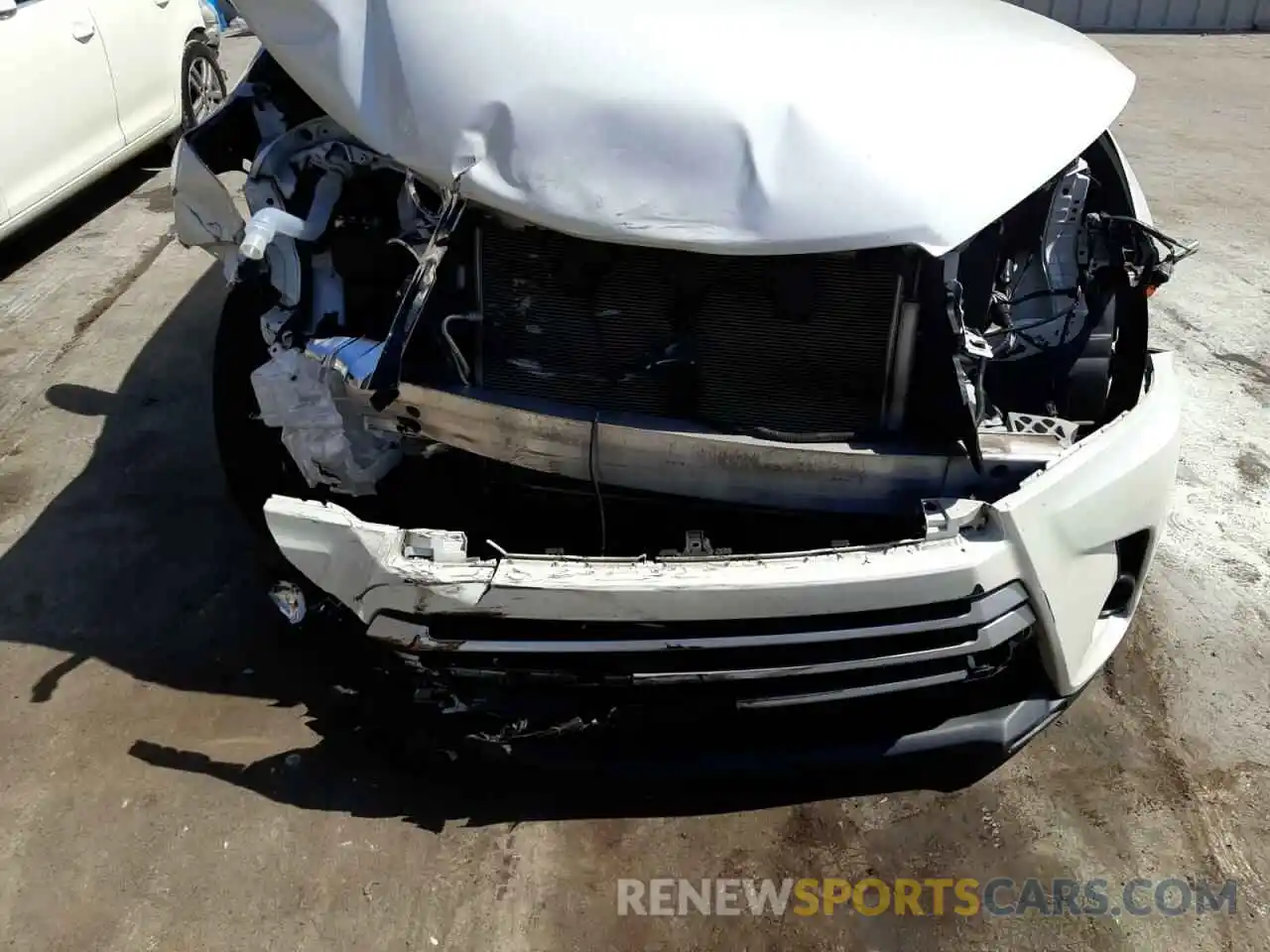 9 Photograph of a damaged car 5TDZARFH9KS045797 TOYOTA HIGHLANDER 2019