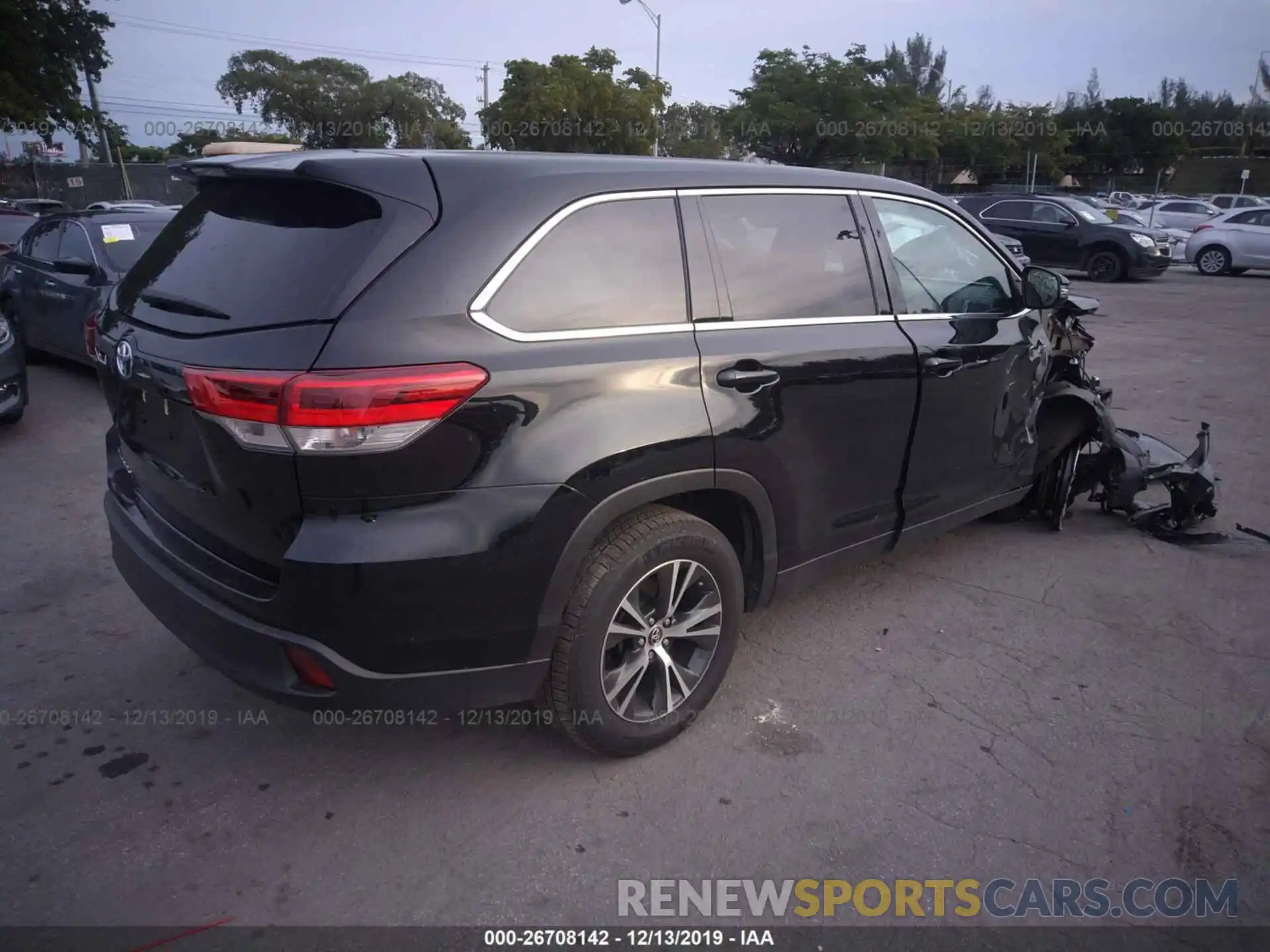 4 Photograph of a damaged car 5TDZARFH9KS046867 TOYOTA HIGHLANDER 2019