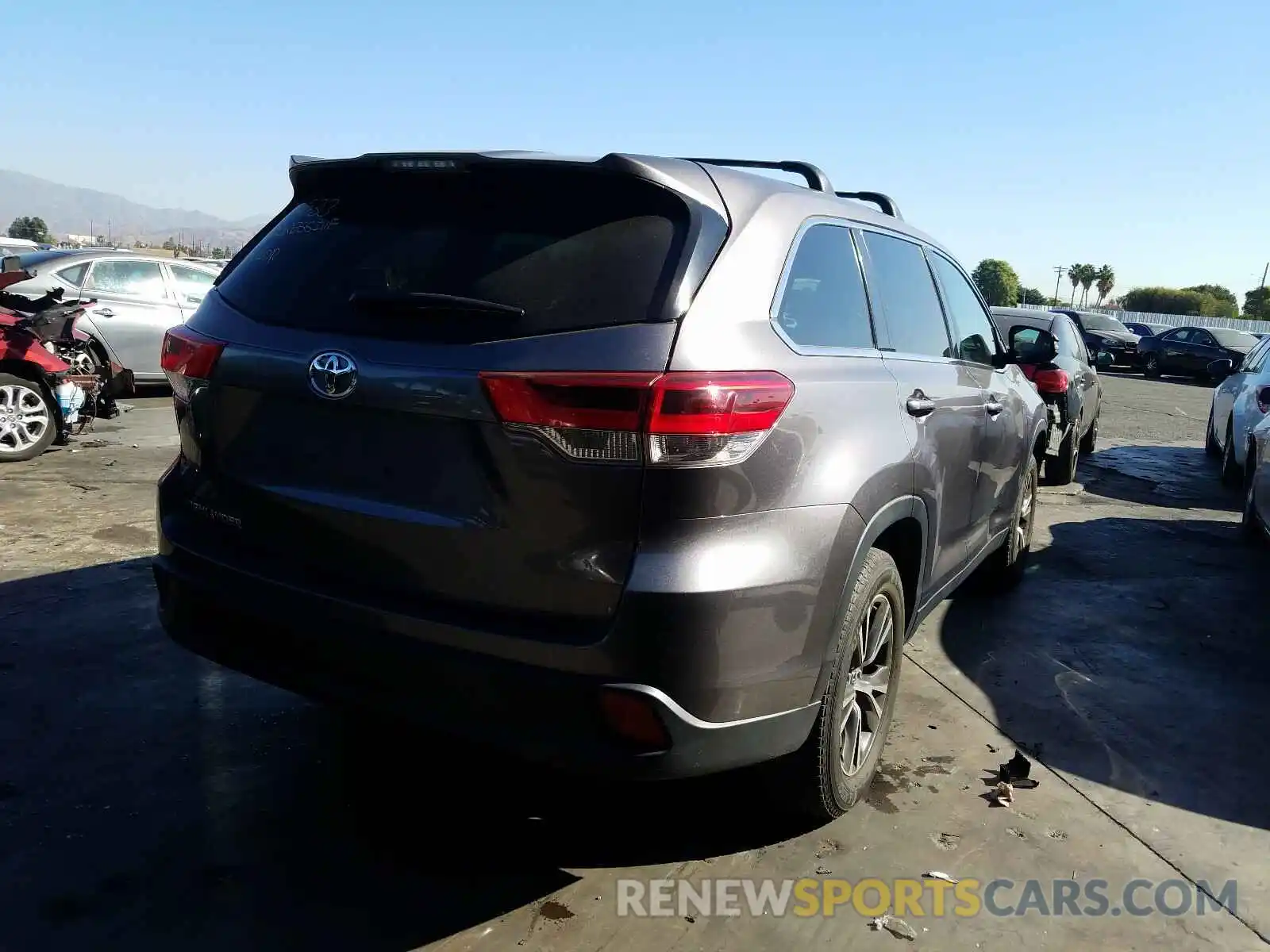 4 Photograph of a damaged car 5TDZARFH9KS046884 TOYOTA HIGHLANDER 2019