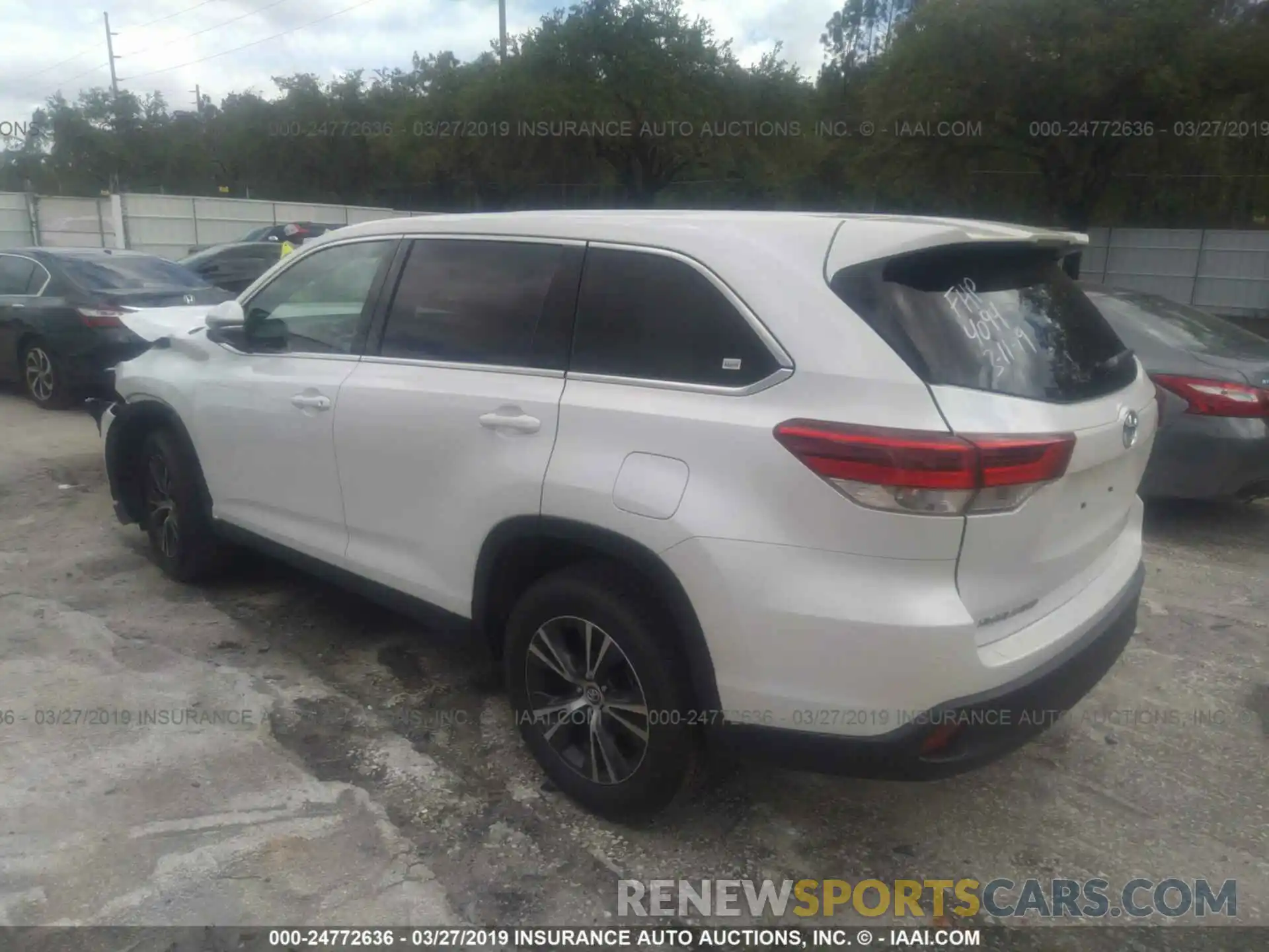 3 Photograph of a damaged car 5TDZARFH9KS046934 TOYOTA HIGHLANDER 2019