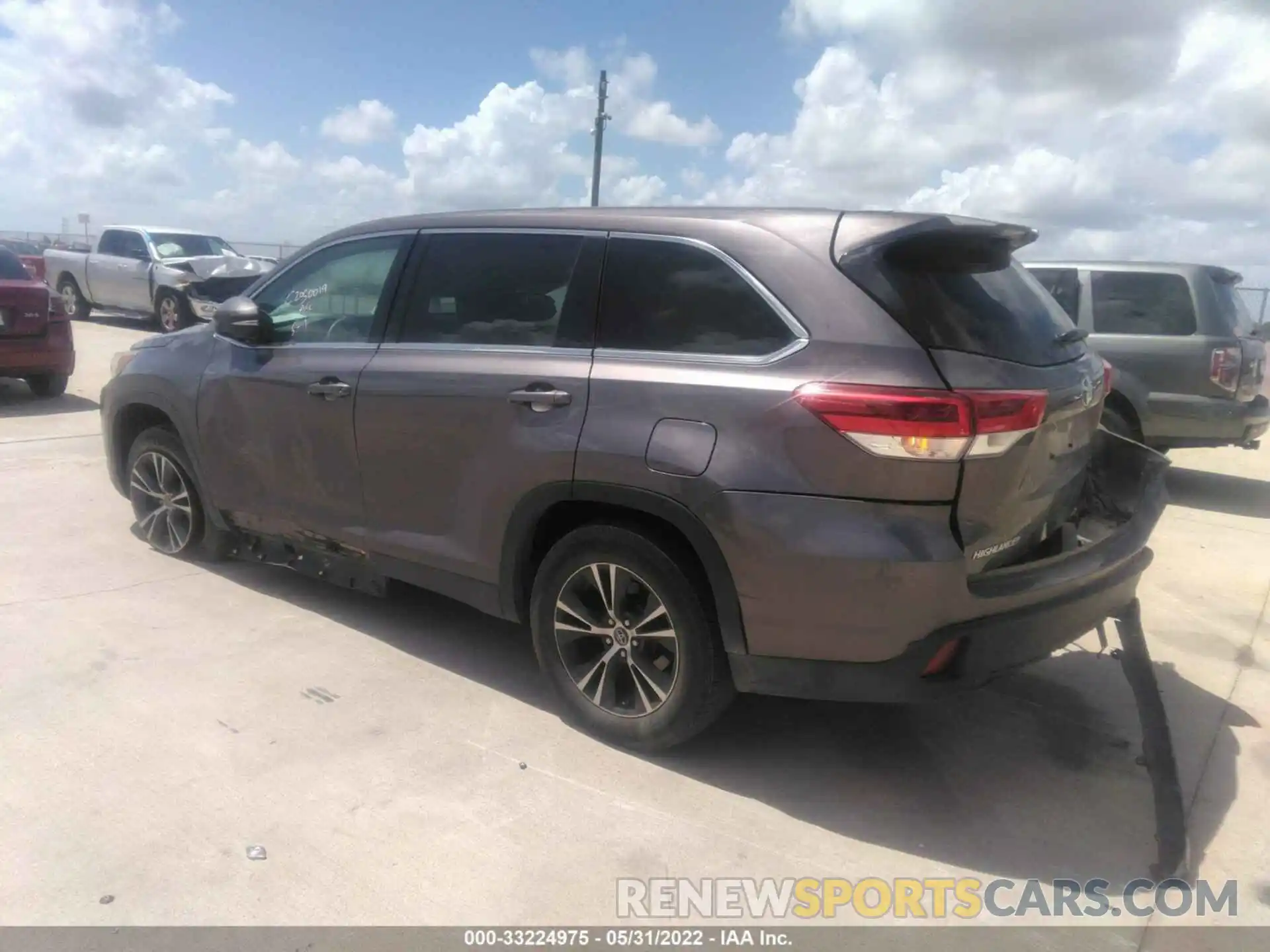 3 Photograph of a damaged car 5TDZARFH9KS047095 TOYOTA HIGHLANDER 2019