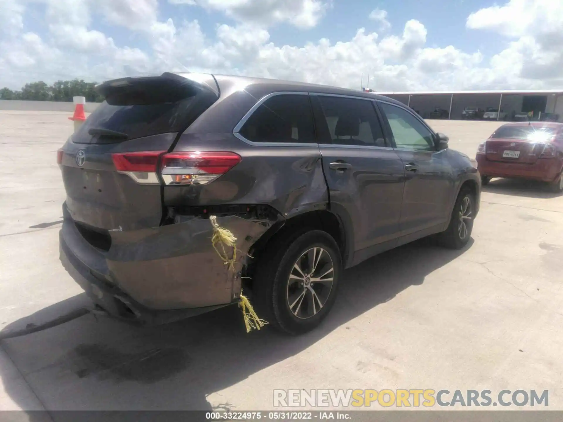 4 Photograph of a damaged car 5TDZARFH9KS047095 TOYOTA HIGHLANDER 2019