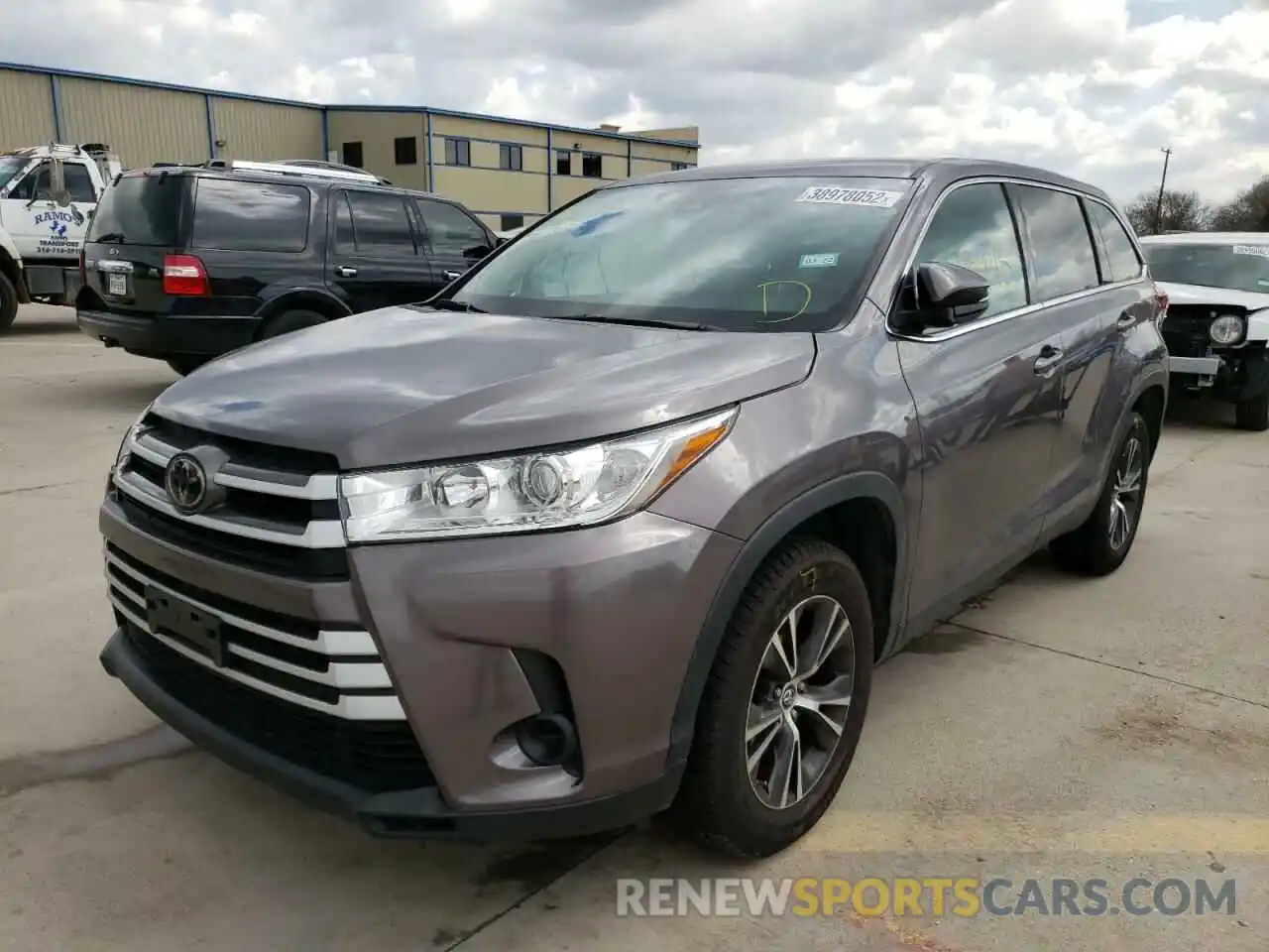 2 Photograph of a damaged car 5TDZARFH9KS048005 TOYOTA HIGHLANDER 2019