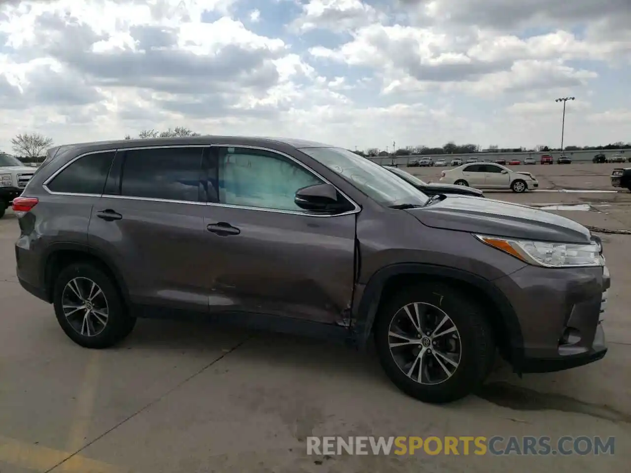 9 Photograph of a damaged car 5TDZARFH9KS048005 TOYOTA HIGHLANDER 2019