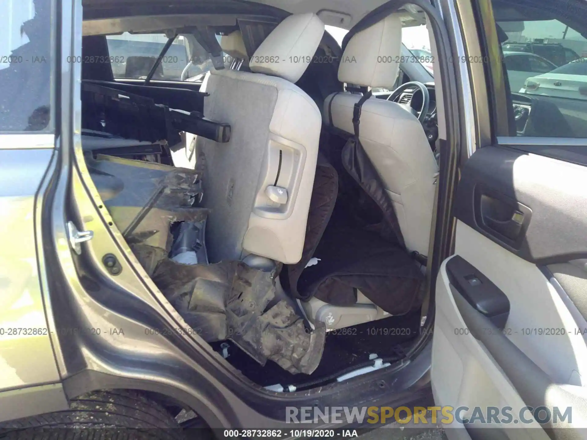 8 Photograph of a damaged car 5TDZARFH9KS049252 TOYOTA HIGHLANDER 2019