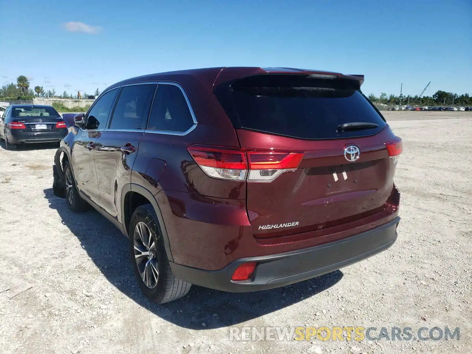 3 Photograph of a damaged car 5TDZARFH9KS049509 TOYOTA HIGHLANDER 2019