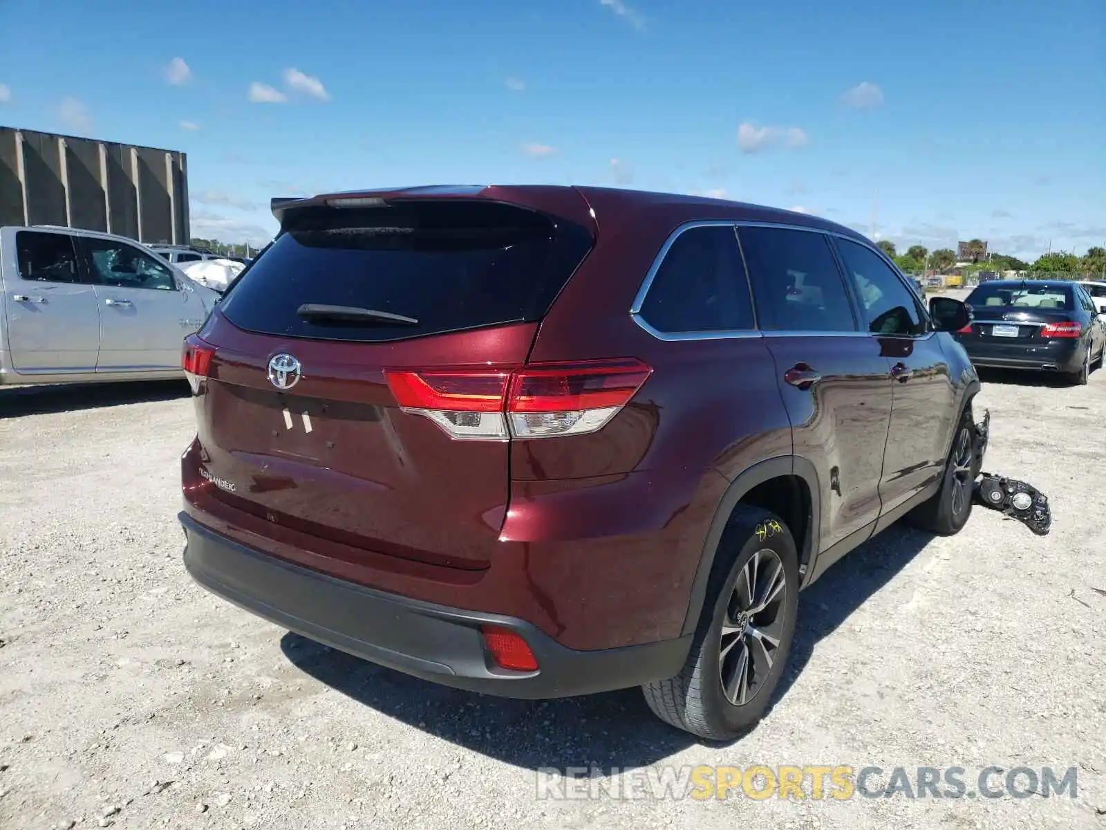 4 Photograph of a damaged car 5TDZARFH9KS049509 TOYOTA HIGHLANDER 2019