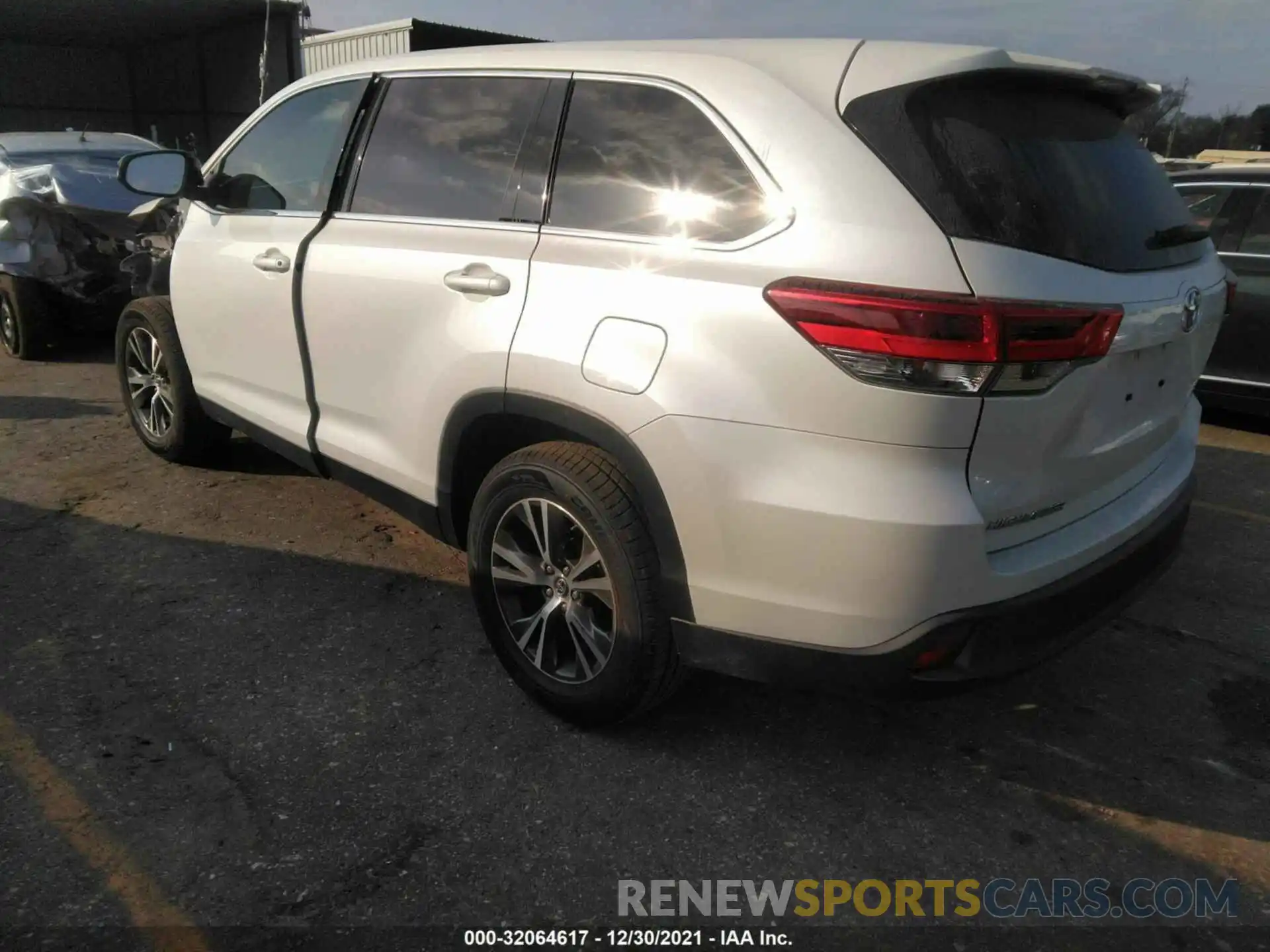 3 Photograph of a damaged car 5TDZARFH9KS051065 TOYOTA HIGHLANDER 2019