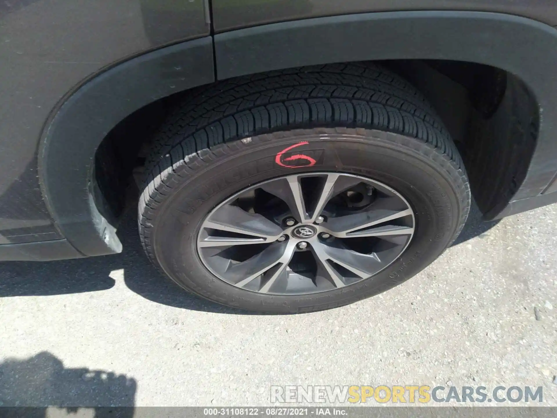 13 Photograph of a damaged car 5TDZARFH9KS051583 TOYOTA HIGHLANDER 2019