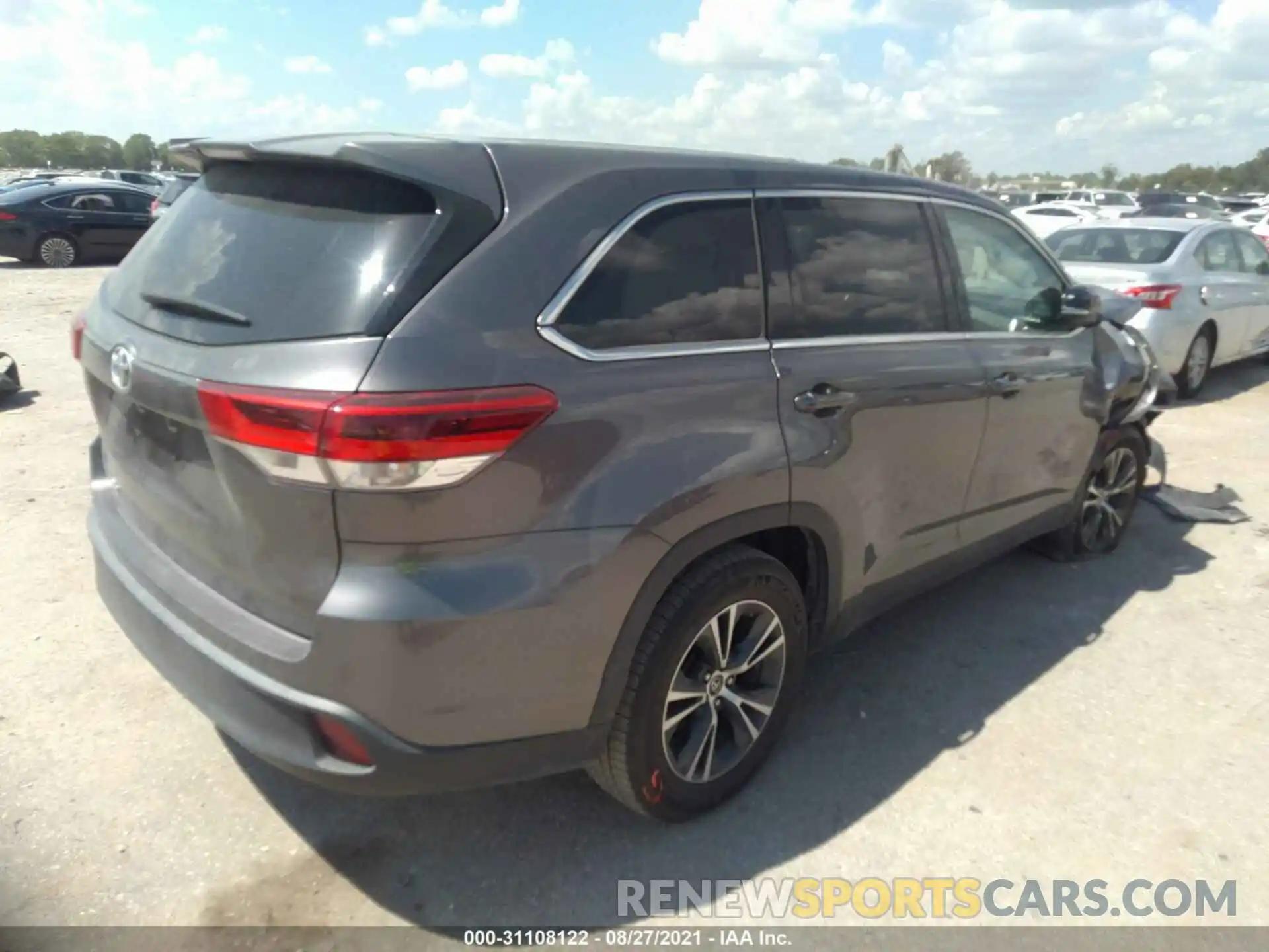 4 Photograph of a damaged car 5TDZARFH9KS051583 TOYOTA HIGHLANDER 2019