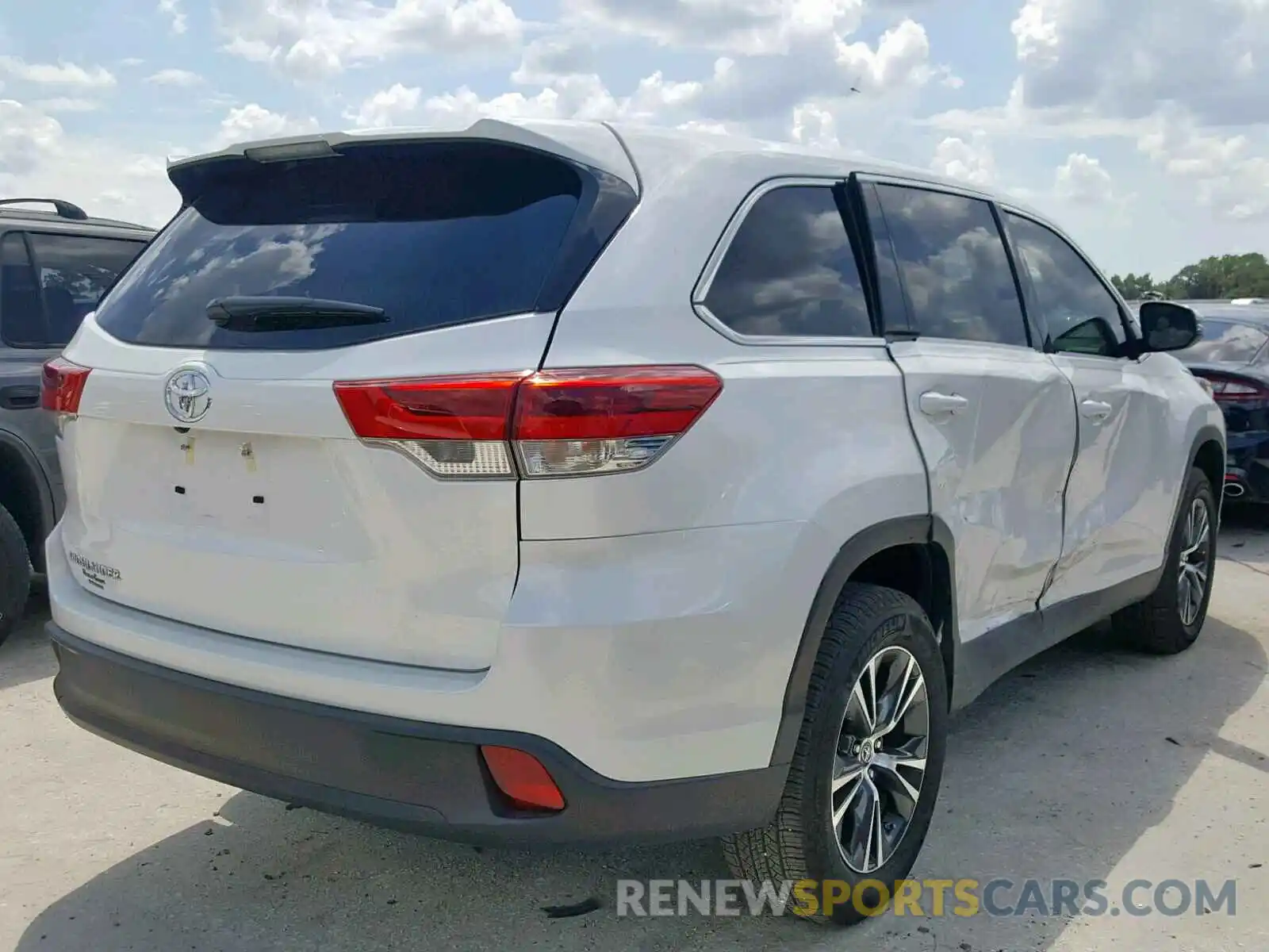 4 Photograph of a damaged car 5TDZARFH9KS051616 TOYOTA HIGHLANDER 2019