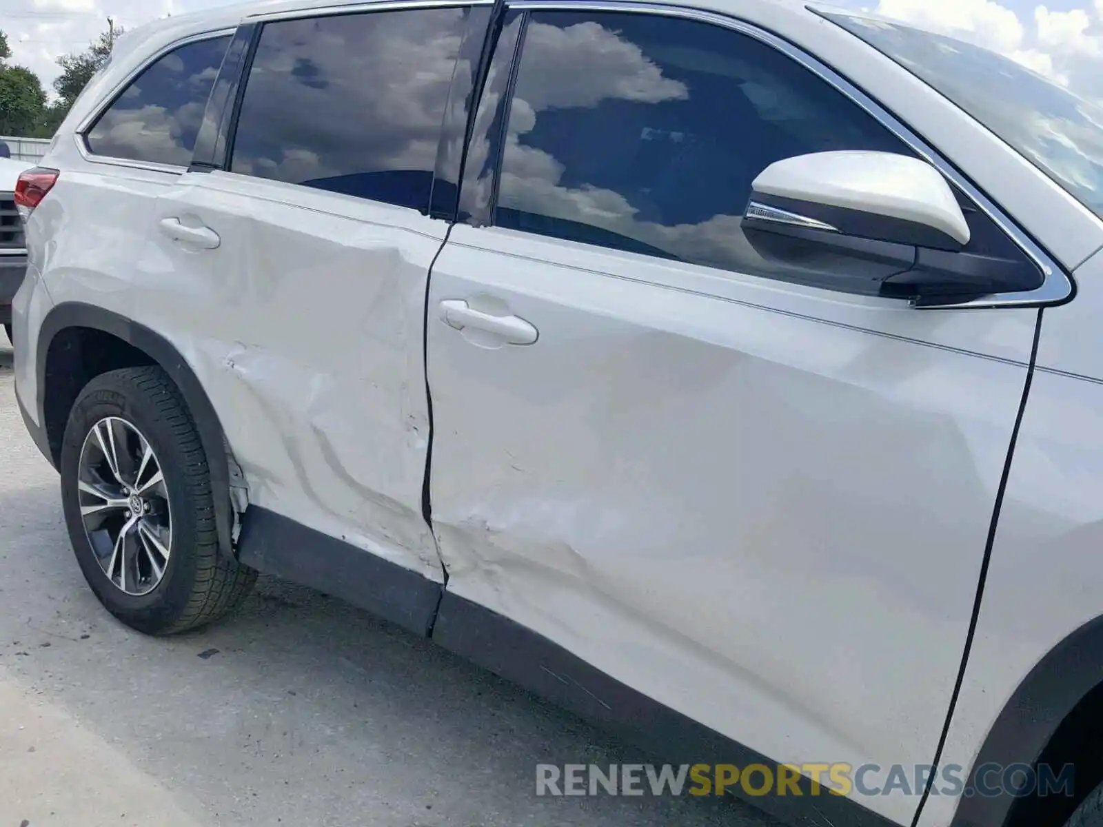 9 Photograph of a damaged car 5TDZARFH9KS051616 TOYOTA HIGHLANDER 2019