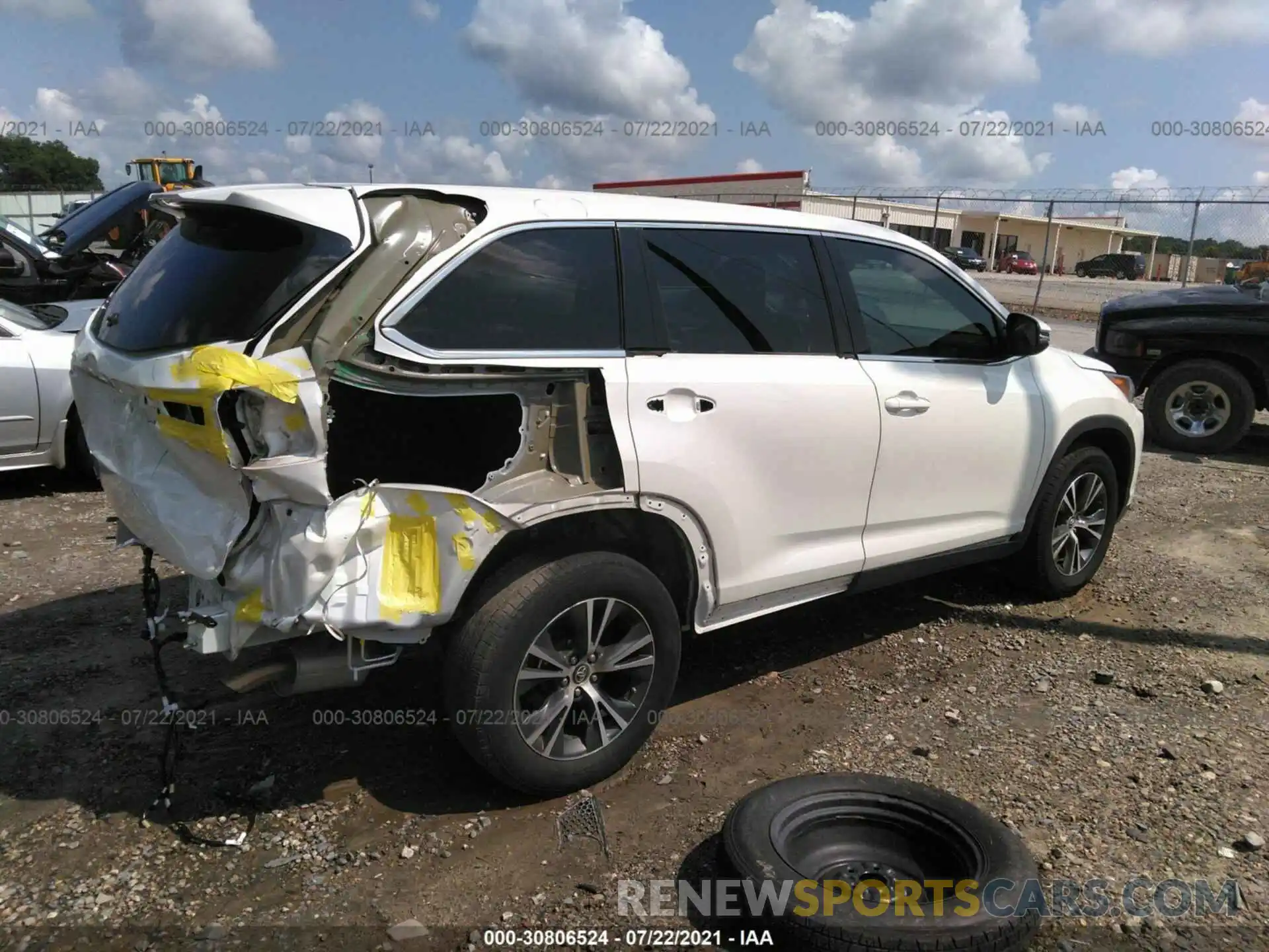 4 Photograph of a damaged car 5TDZARFH9KS051759 TOYOTA HIGHLANDER 2019