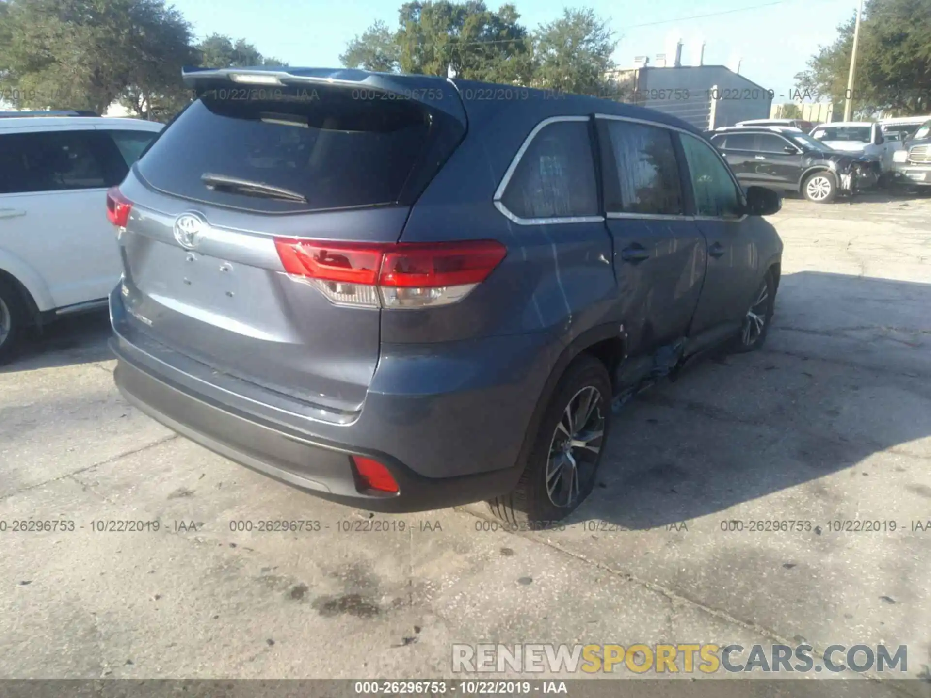 4 Photograph of a damaged car 5TDZARFH9KS052975 TOYOTA HIGHLANDER 2019