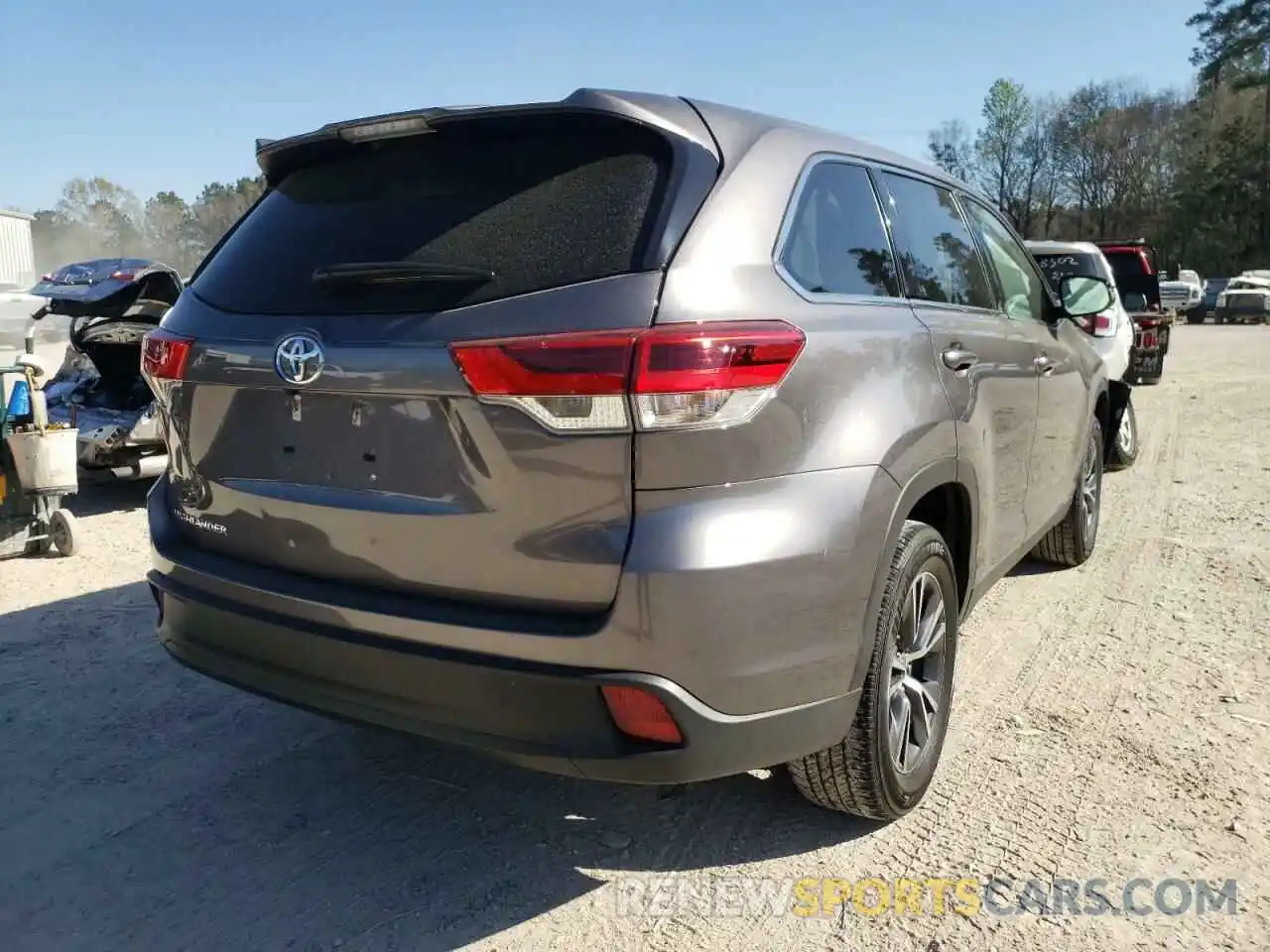 4 Photograph of a damaged car 5TDZARFH9KS053138 TOYOTA HIGHLANDER 2019