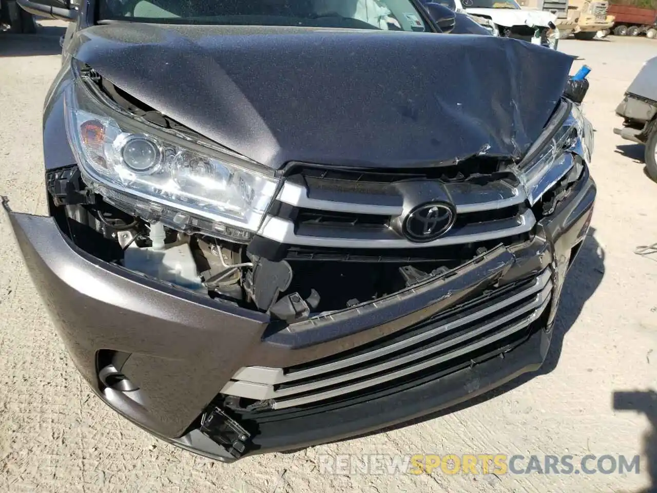 9 Photograph of a damaged car 5TDZARFH9KS053138 TOYOTA HIGHLANDER 2019