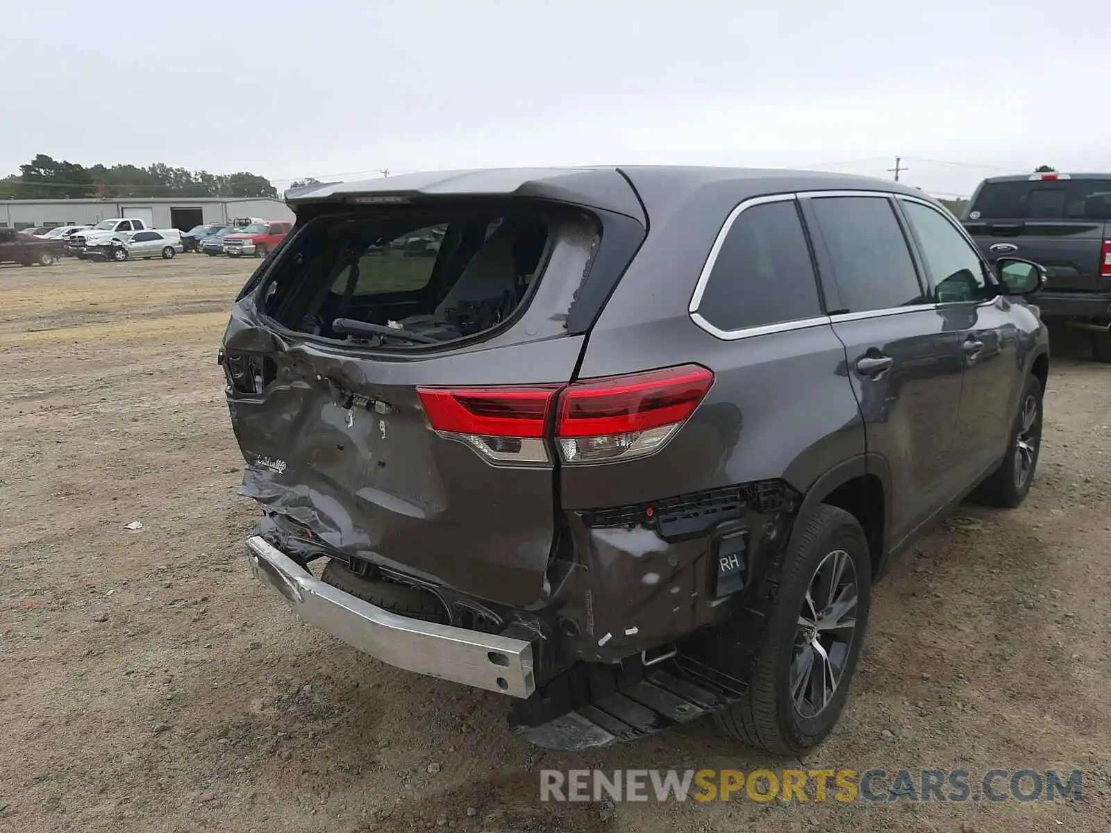 4 Photograph of a damaged car 5TDZARFH9KS053852 TOYOTA HIGHLANDER 2019