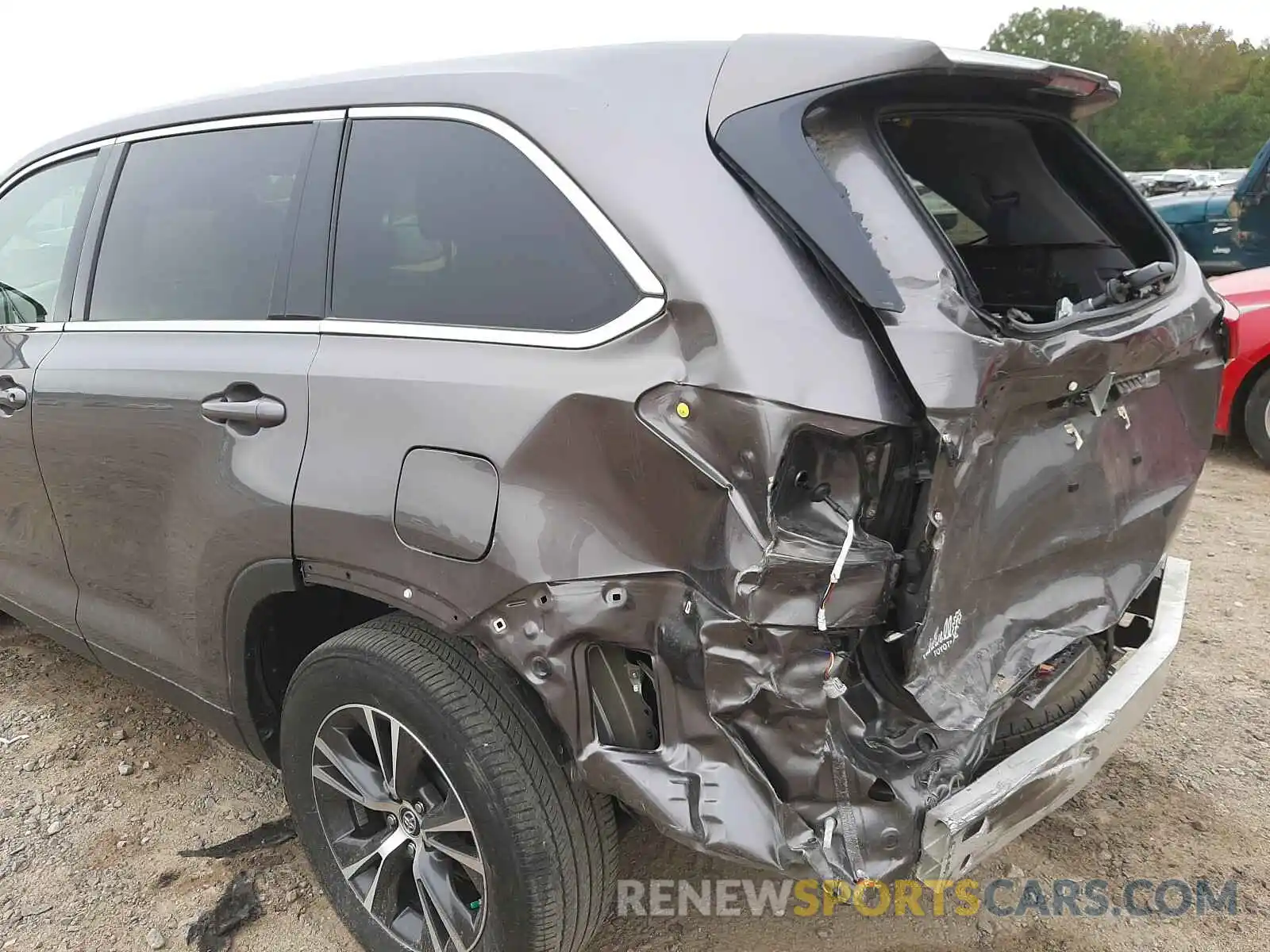 9 Photograph of a damaged car 5TDZARFH9KS053852 TOYOTA HIGHLANDER 2019