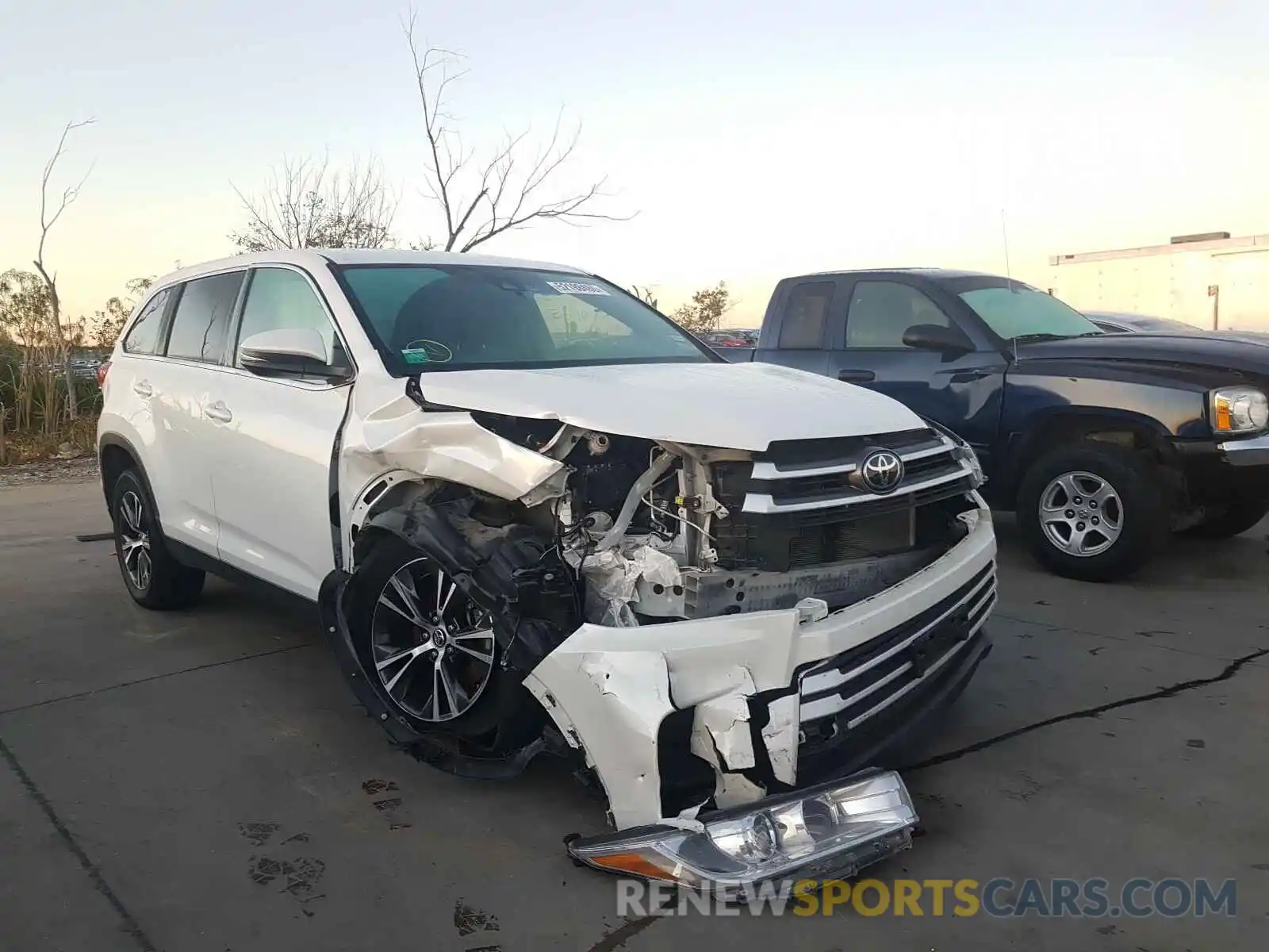 1 Photograph of a damaged car 5TDZARFH9KS053902 TOYOTA HIGHLANDER 2019