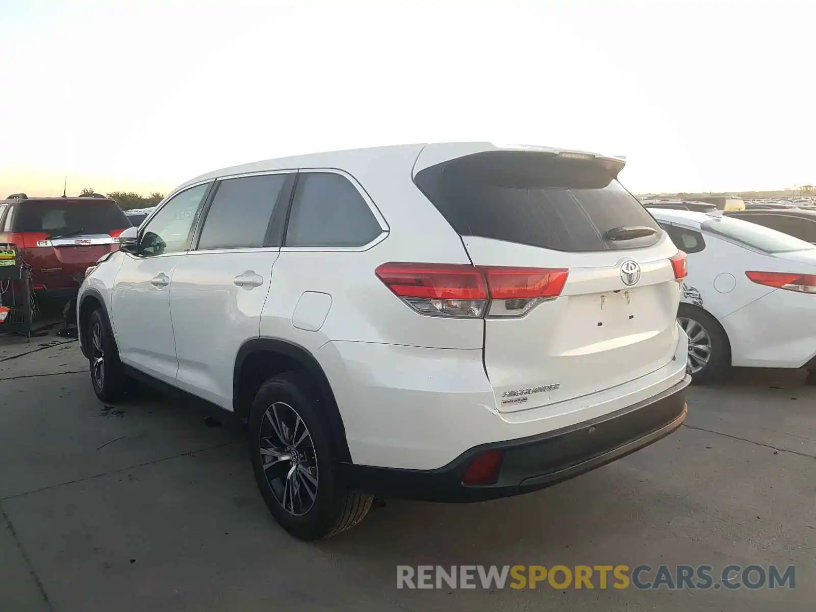 3 Photograph of a damaged car 5TDZARFH9KS053902 TOYOTA HIGHLANDER 2019