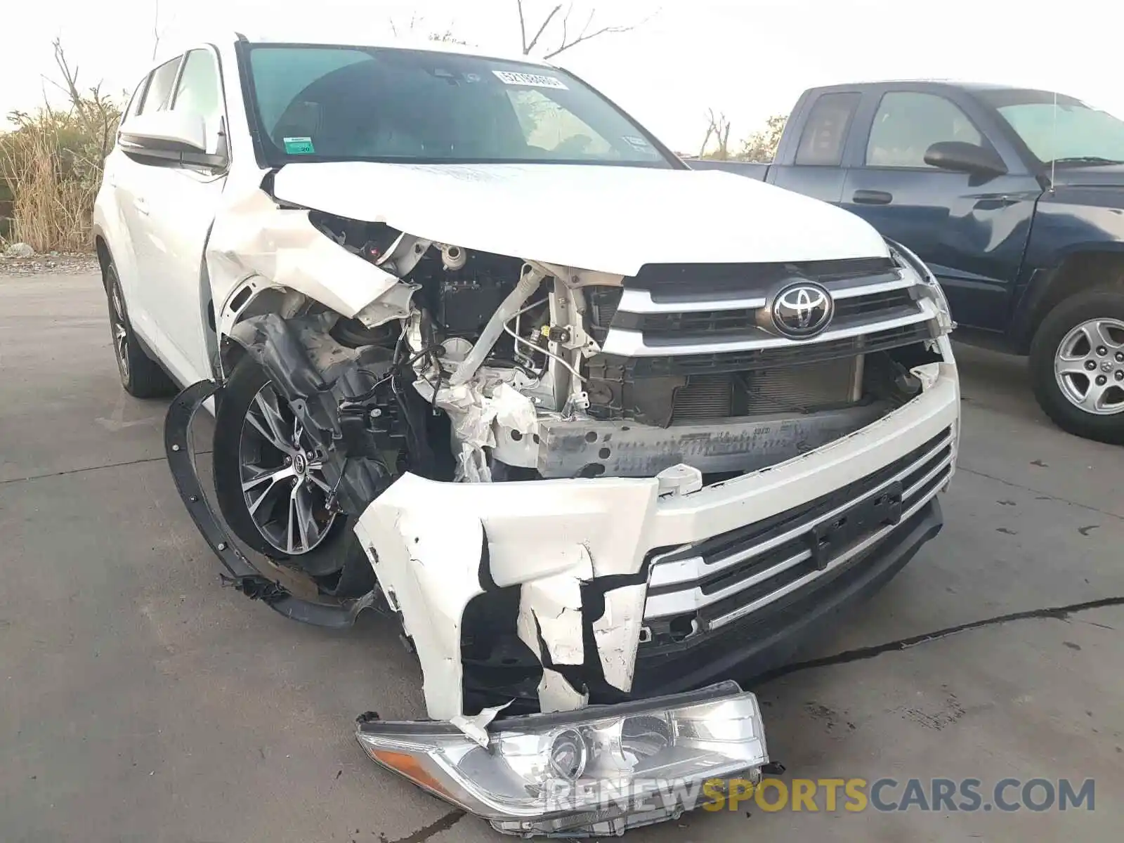 9 Photograph of a damaged car 5TDZARFH9KS053902 TOYOTA HIGHLANDER 2019