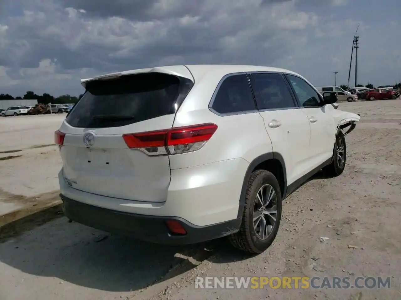 4 Photograph of a damaged car 5TDZARFH9KS055102 TOYOTA HIGHLANDER 2019