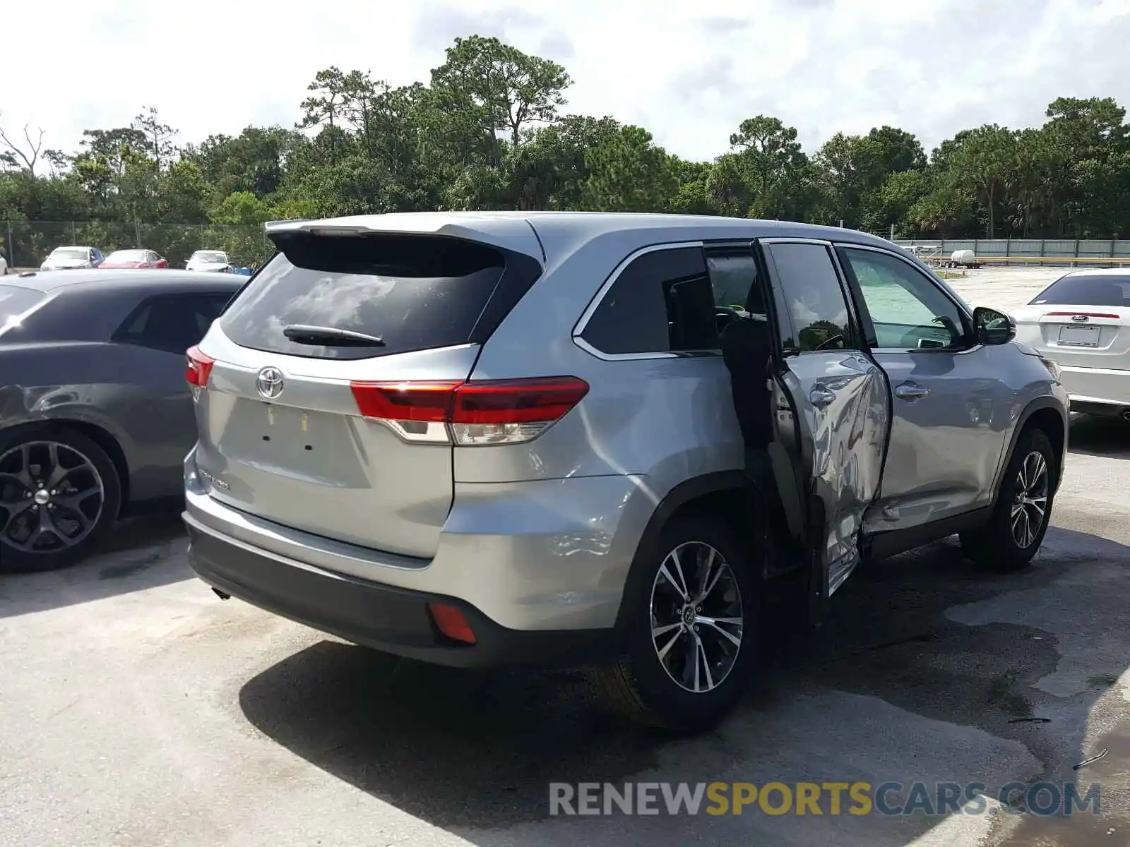 4 Photograph of a damaged car 5TDZARFH9KS057805 TOYOTA HIGHLANDER 2019