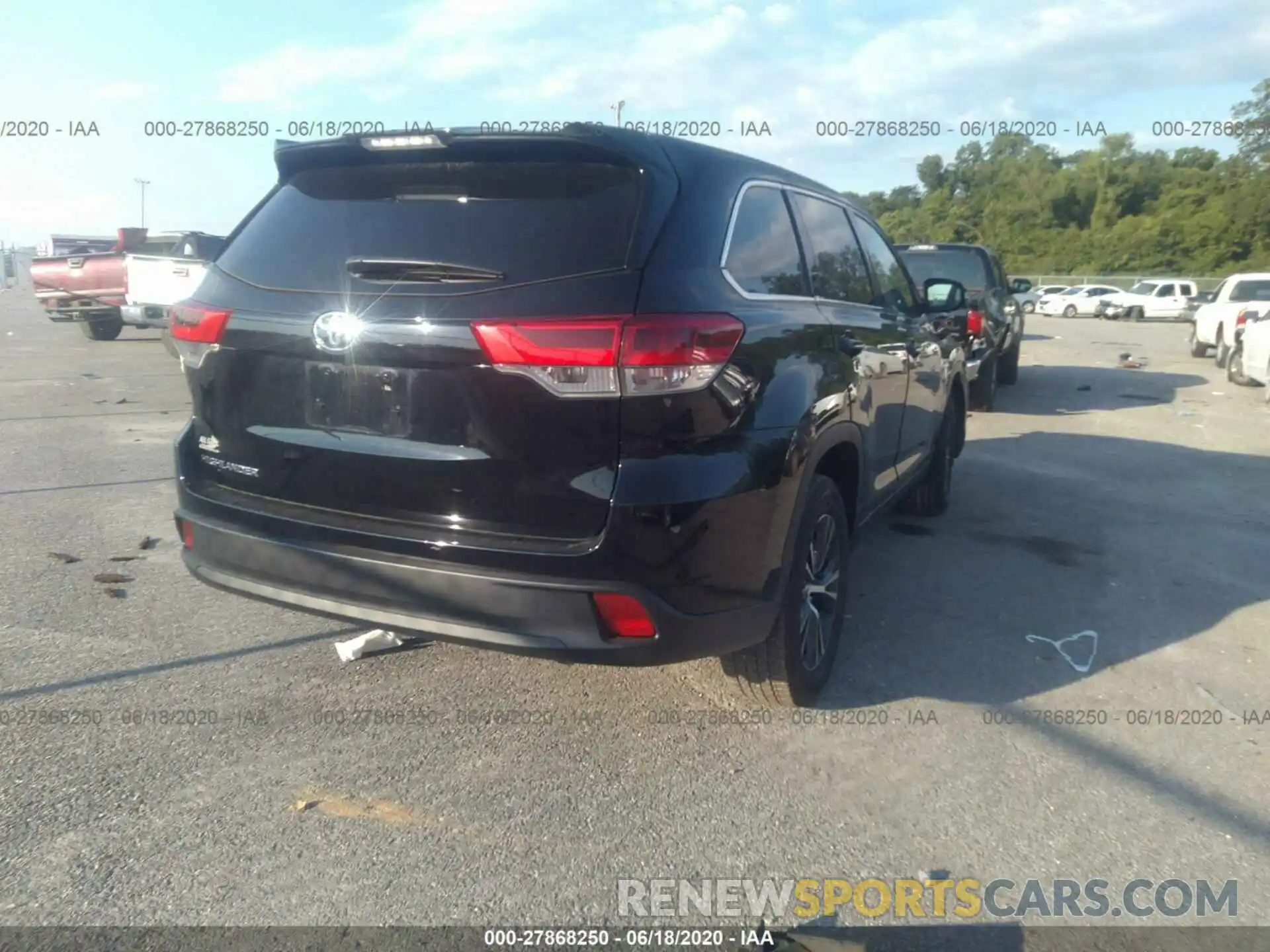 4 Photograph of a damaged car 5TDZARFH9KS057982 TOYOTA HIGHLANDER 2019