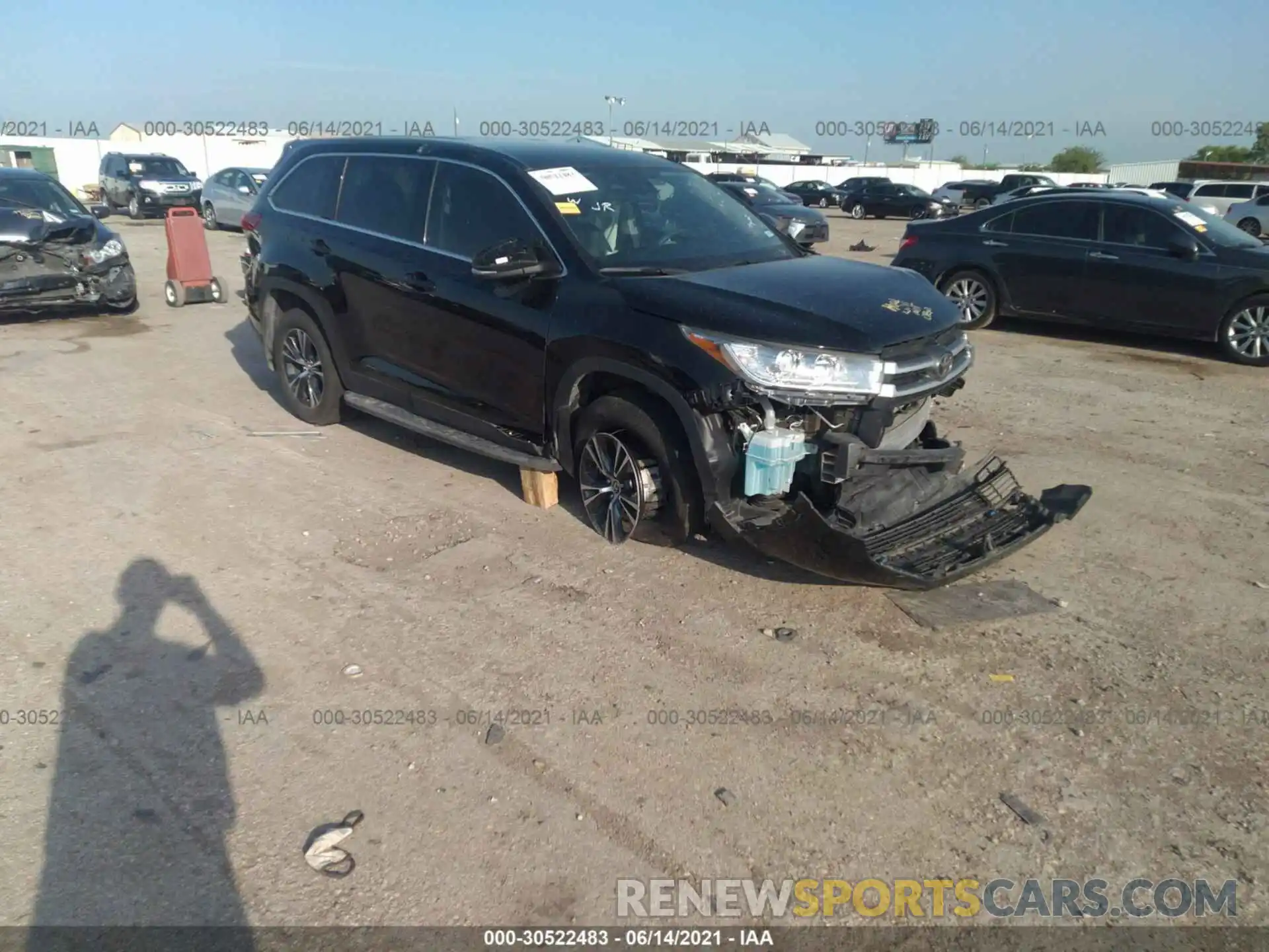 1 Photograph of a damaged car 5TDZARFH9KS058310 TOYOTA HIGHLANDER 2019