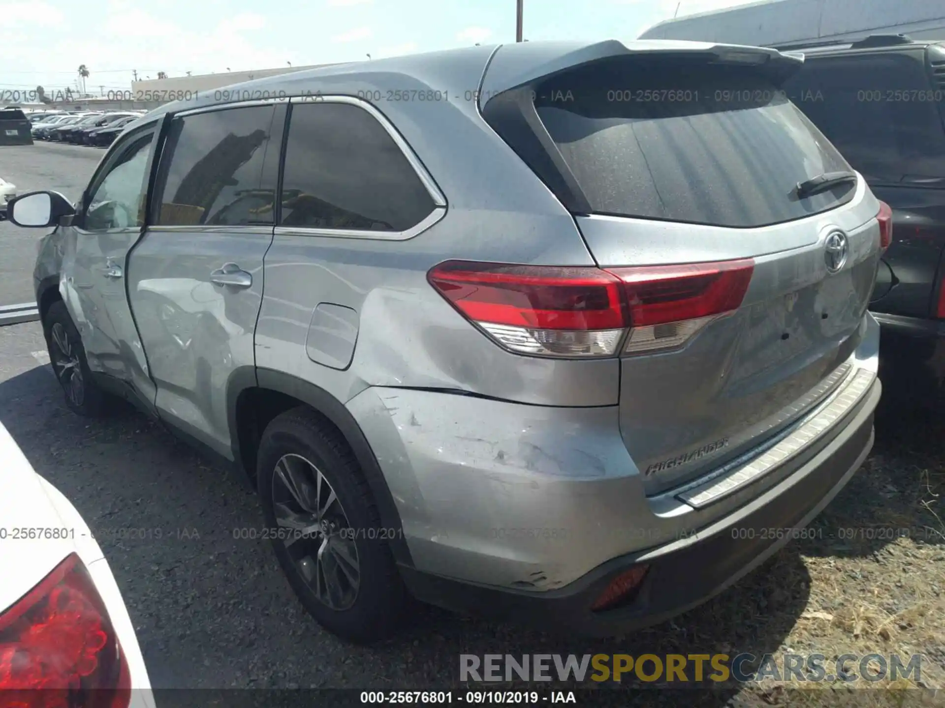 3 Photograph of a damaged car 5TDZARFHXKS044139 TOYOTA HIGHLANDER 2019